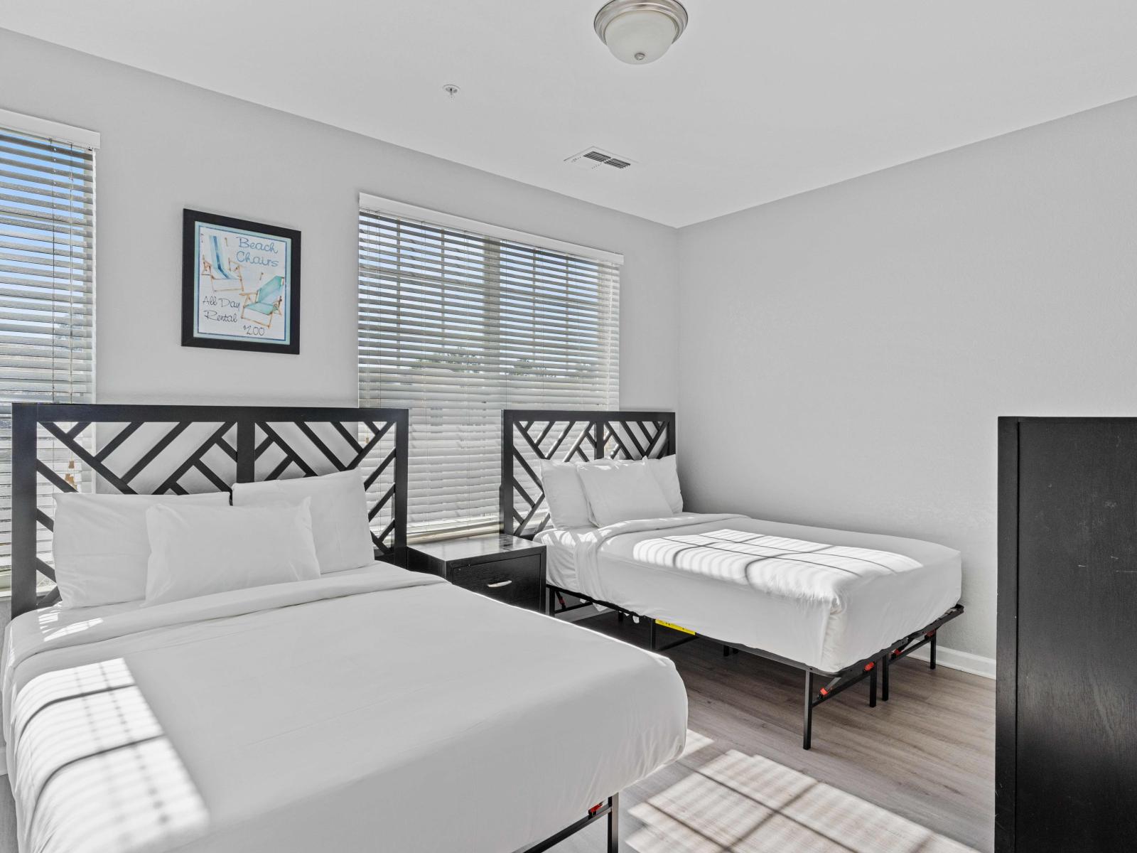 Elegant bedroom of the townhouse in Orlando - Enjoy the serenity of bedroom with dual beds - Offering a peaceful retreat for a good night's sleep - Smart TV and Netflix - Decored with aesthetic wall painting