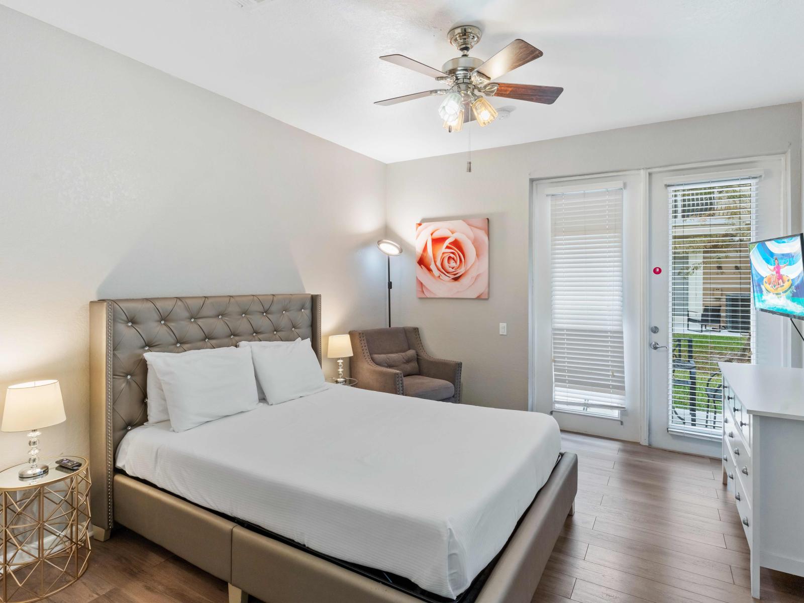 Modern Bedroom of the townhouse in Orlando Florida - Indulge in the luxurious comfort  - Exuding hotel-like vibes that promise a restful and rejuvenating stay - Stunning Decor and cozy seating