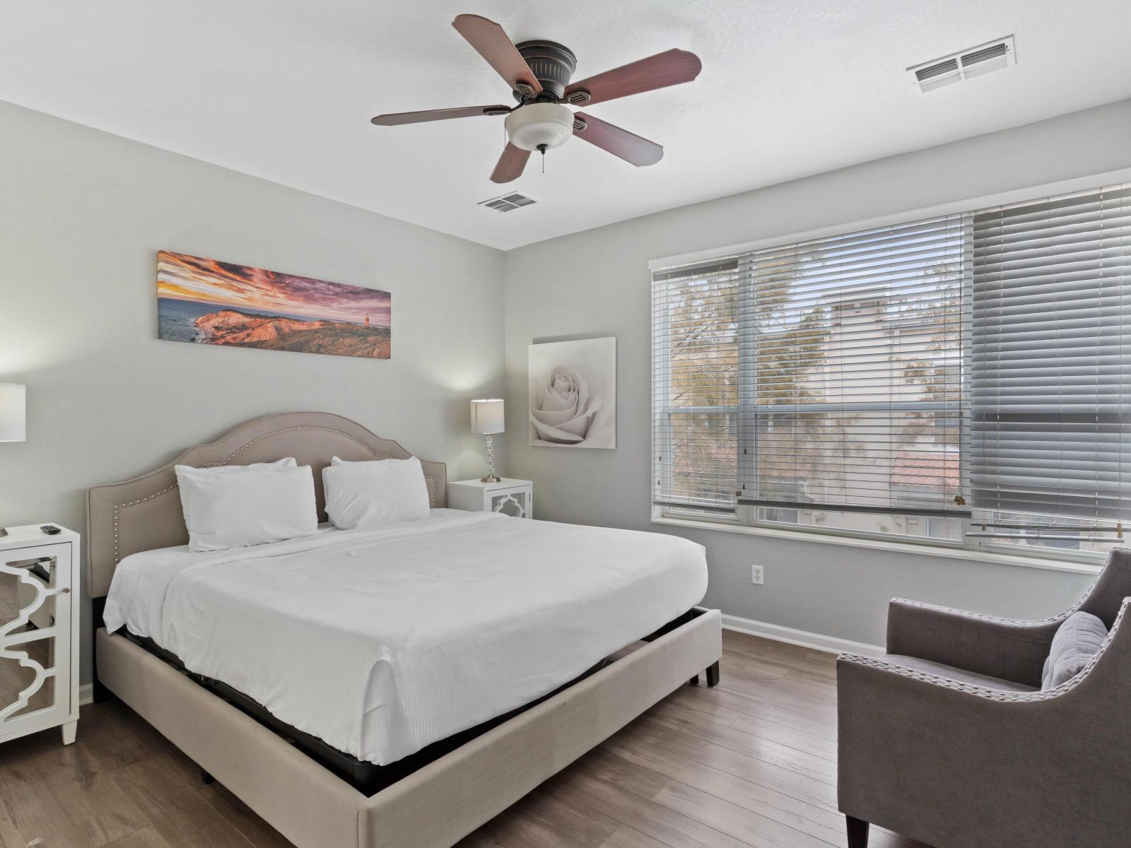 Deluxe Bedroom of the townhouse in Orlando Florida - Comfy Double bed - Bedroom with a cozy ambiance, blending comfort and aesthetics - En-suite bathroom for privacy