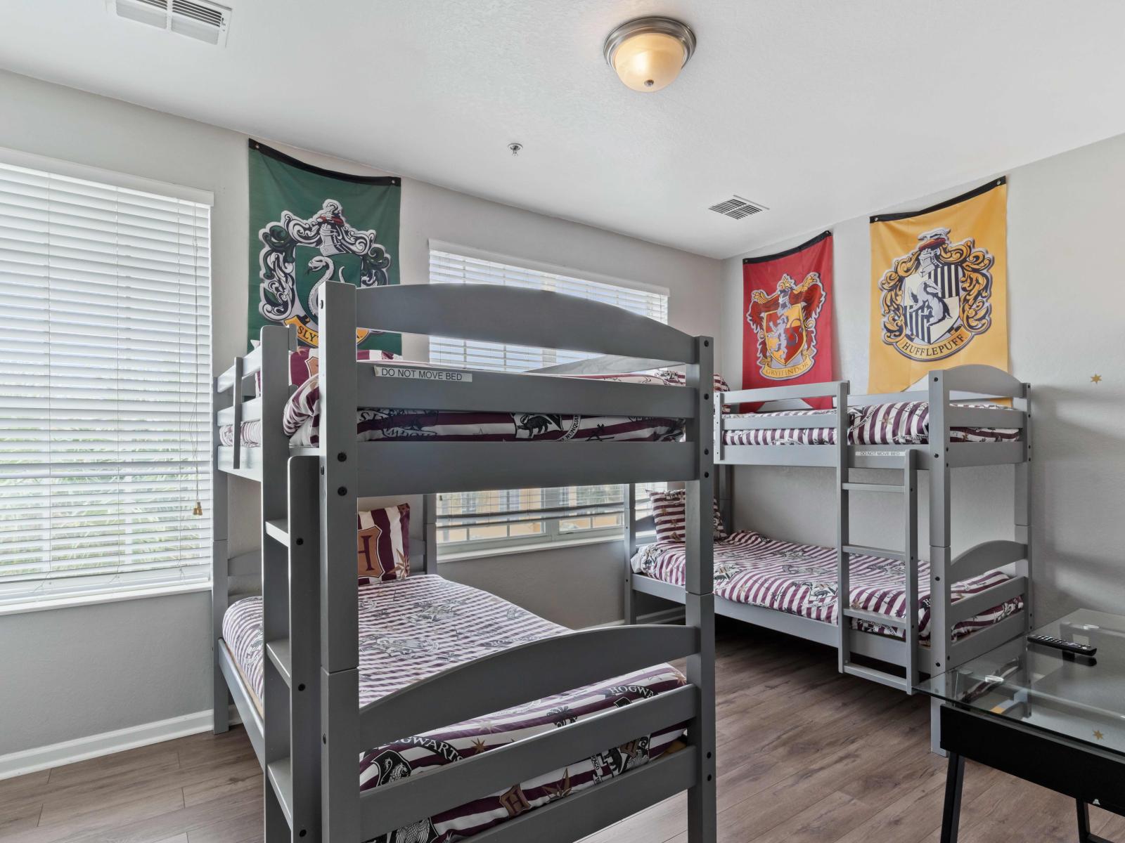 Cozy Bedroom of the townhouse in Orlando Florida - Retreat to our charming two-Bunker bed offering comfort and relaxation for a restful night's sleep - A serene space where you can relax  - Stylish decor and modern furnishings