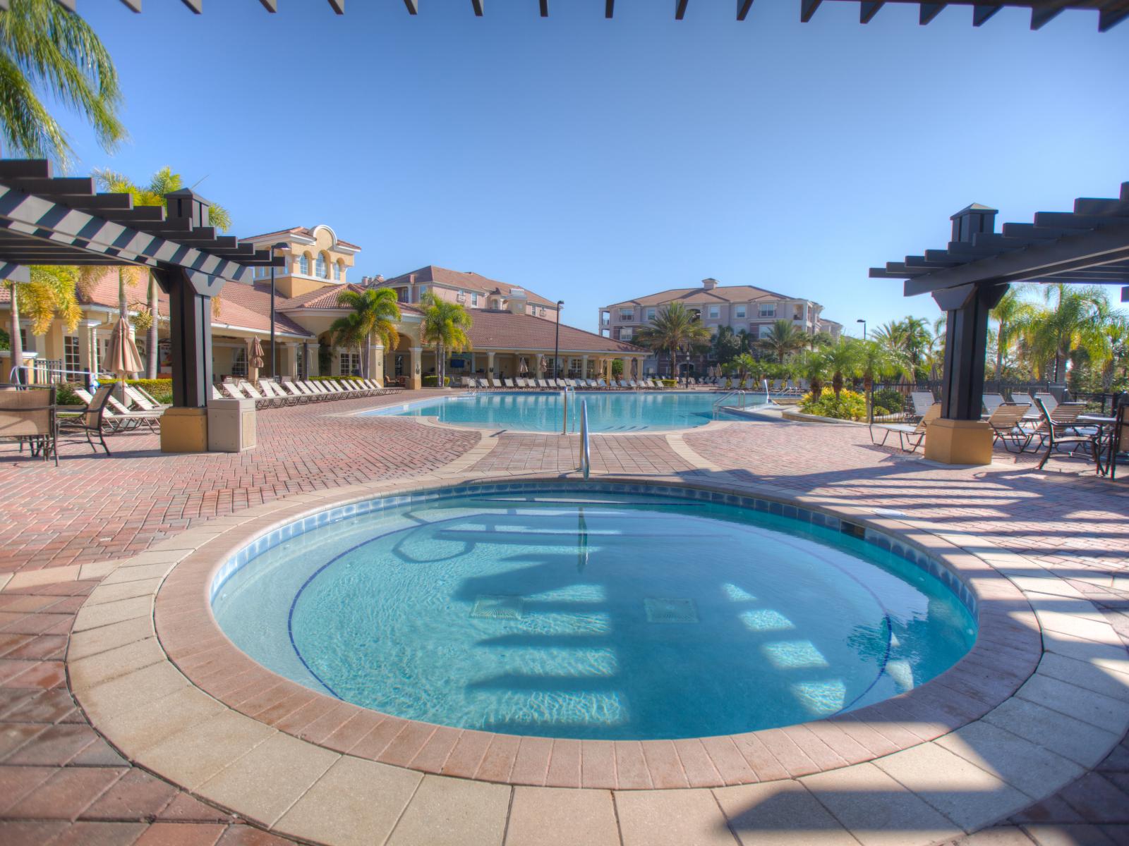 Sparkling pool of the Vista Cay resort in Orlando - An oasis for fun and tranquility.  - Marvelous dinning arrangement under the shades - Cozy beach chairs and sun loungers available - Refreshing ambiance - Fresh water throughout the stay