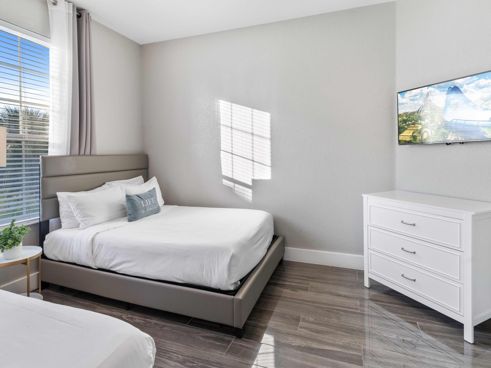 Marvelous bedroom of the condo in Orlando - Features two spacious double beds. - Offering plenty of space to rest and recharge after a day of adventure. - Lovely and bright bedroom of the condo - Availability of smart TV and Netflix