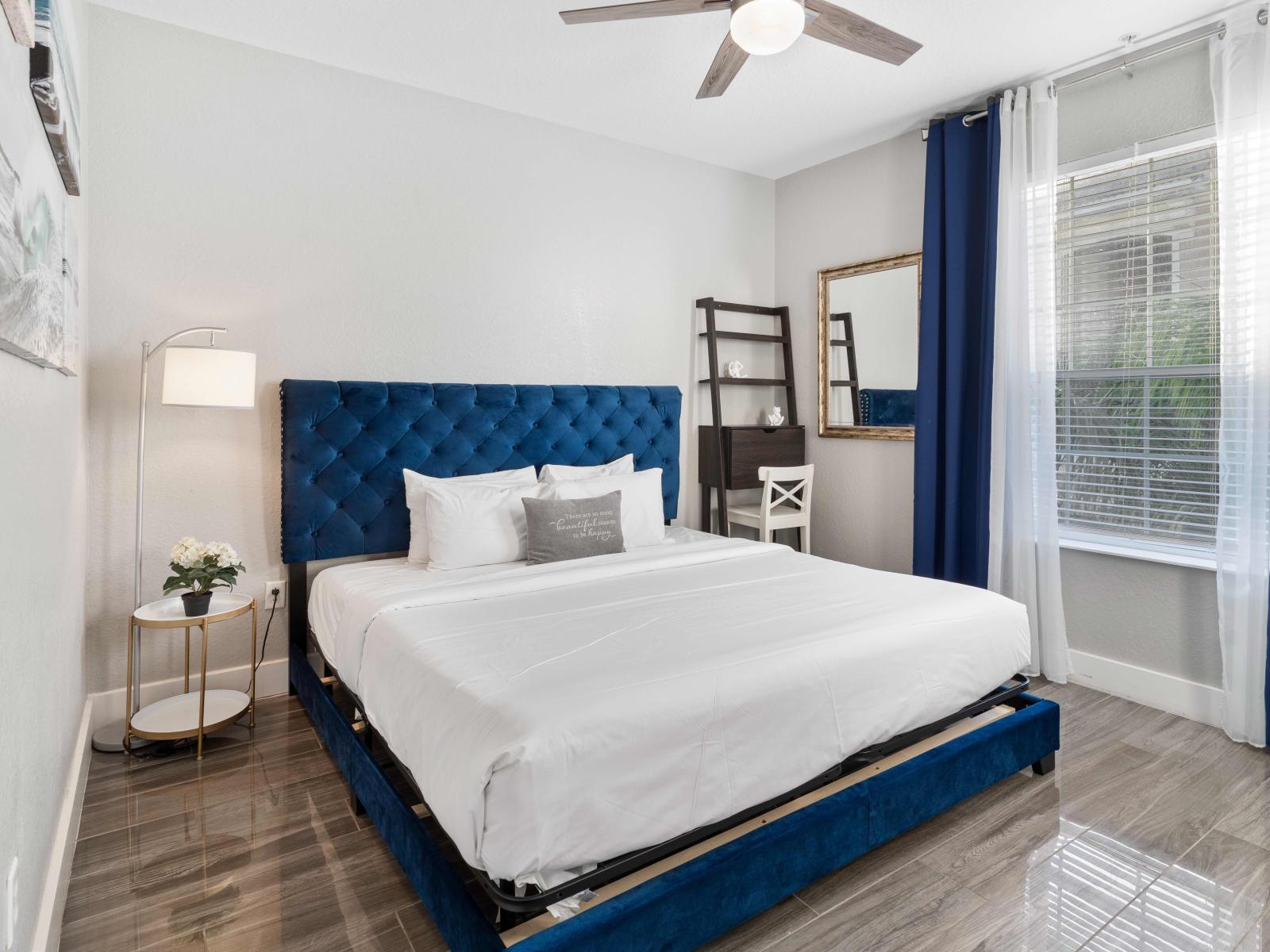 Exquisite Bedroom of the condo in Orlando - Relaxing king size bed with neat and clean linen - Smart TV and Netflix available for your entertainment - Drift into dreams in our stunningly decored room and wake up fresh, ready to embrace the day.