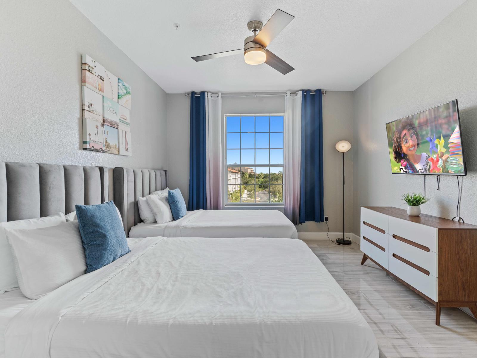 Relaxing double queen bed of the condo in Orlando Florida - Harnessing natural daylight to cultivate a vibrant and open feel - Seamlessly combining contemporary design elements - Luxurious bedding, enveloped in an atmosphere of exclusivity