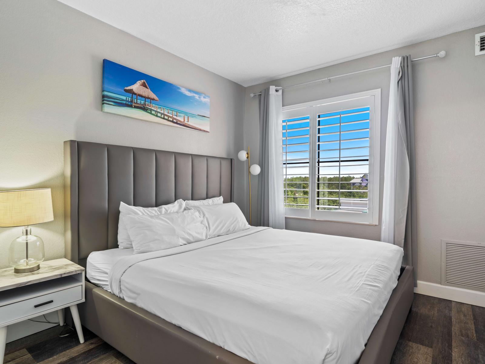 Imposing bedroom of the condo in Orlando Florida - Comfy double bed for restful nights - Bright and airy bedroom with large window for natural illumination - Modern and stylish decor that complements the space