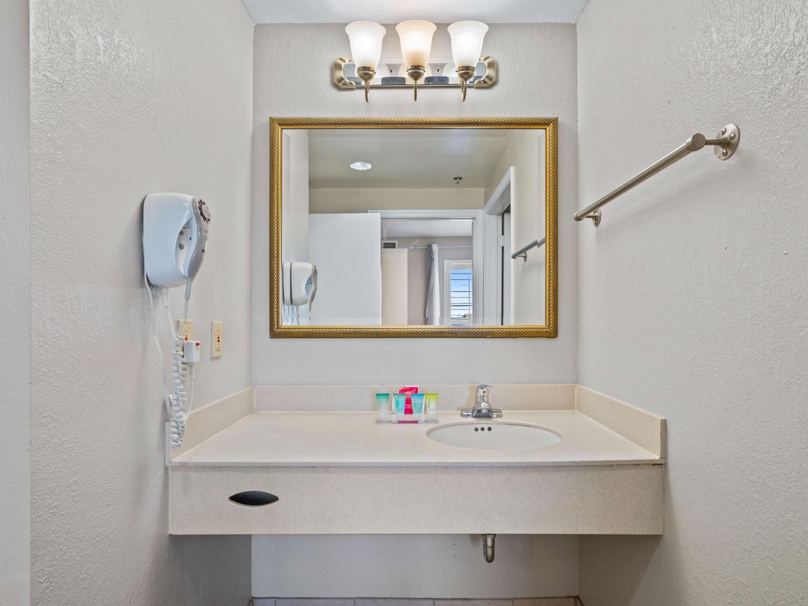 Bright bathroom of the condo in Orlando Florida - Effortlessly stylish with a chic vanity and accessories - Functional yet elegant, with thoughtfully chosen fixtures - Large mirror with sufficient lighting