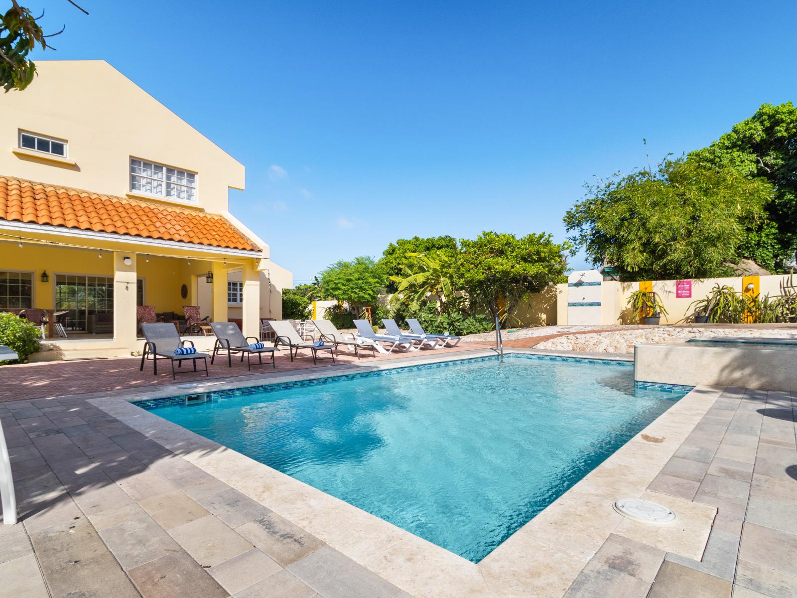 Impressive Pool of the home in Noord Aruba - Dive into a refreshing poolside escape - Unwind with a dip in our chic and stylish pool area - Amazing Sitting Arrangements