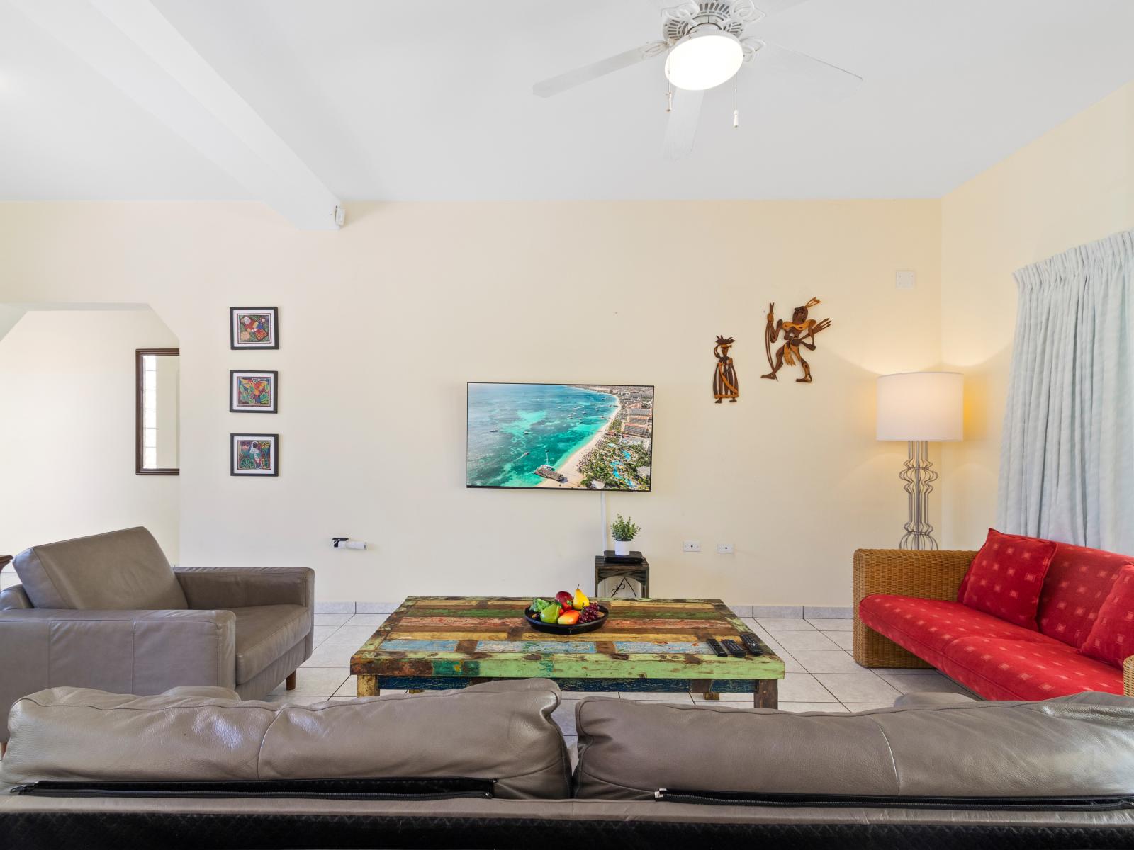 Tastefully decorated Aruban-style Living Area of the home in Noord Aruba - Smart Tv and Netflix - Well-chosen lighting fixtures adding both functionality and charm - High-end finishes and refined details