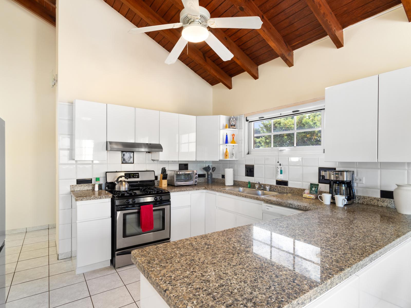 Polished Kitchen of the home in Noord Aruba - Fully Equipped Kitchen - Integrated appliances for a seamless and stylish appearance - Aesthetic cohesion with matching hardware and fixtures