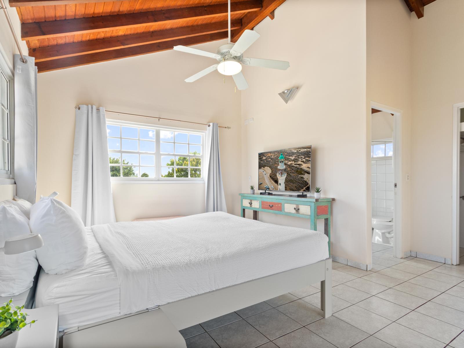 Spacious Bedroom of the home in Noord Aruba - Comfy bed for restful nights - Smart TV and Netflix - Spacious bedroom offering comfort and style - Ensuite Bathroom