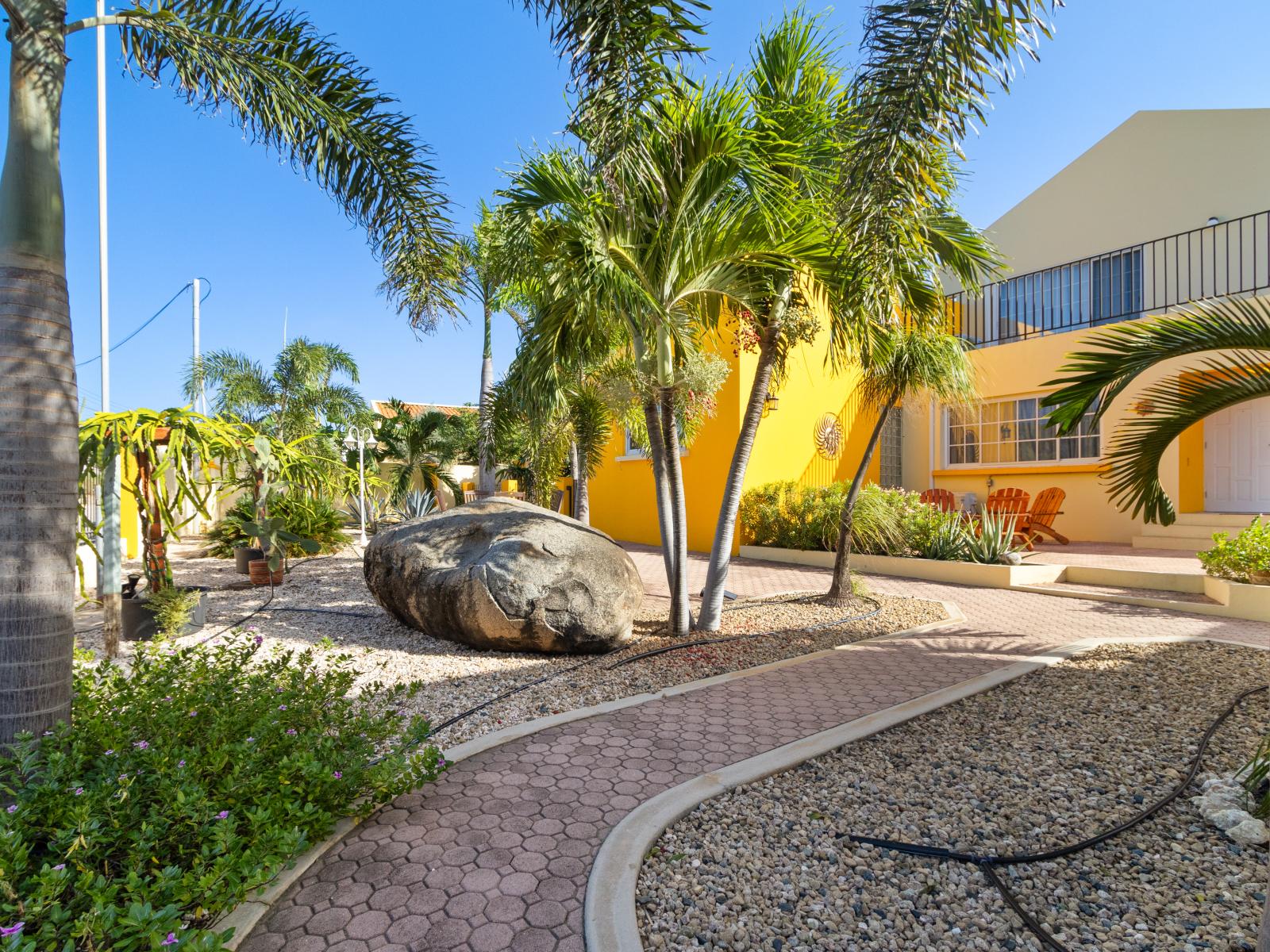 Walkway to the Entrance of the Home in Noord Aruba - Lush greenery enhances every corner - Pleasant Atmosphere - Discover a peaceful retreat in inviting space