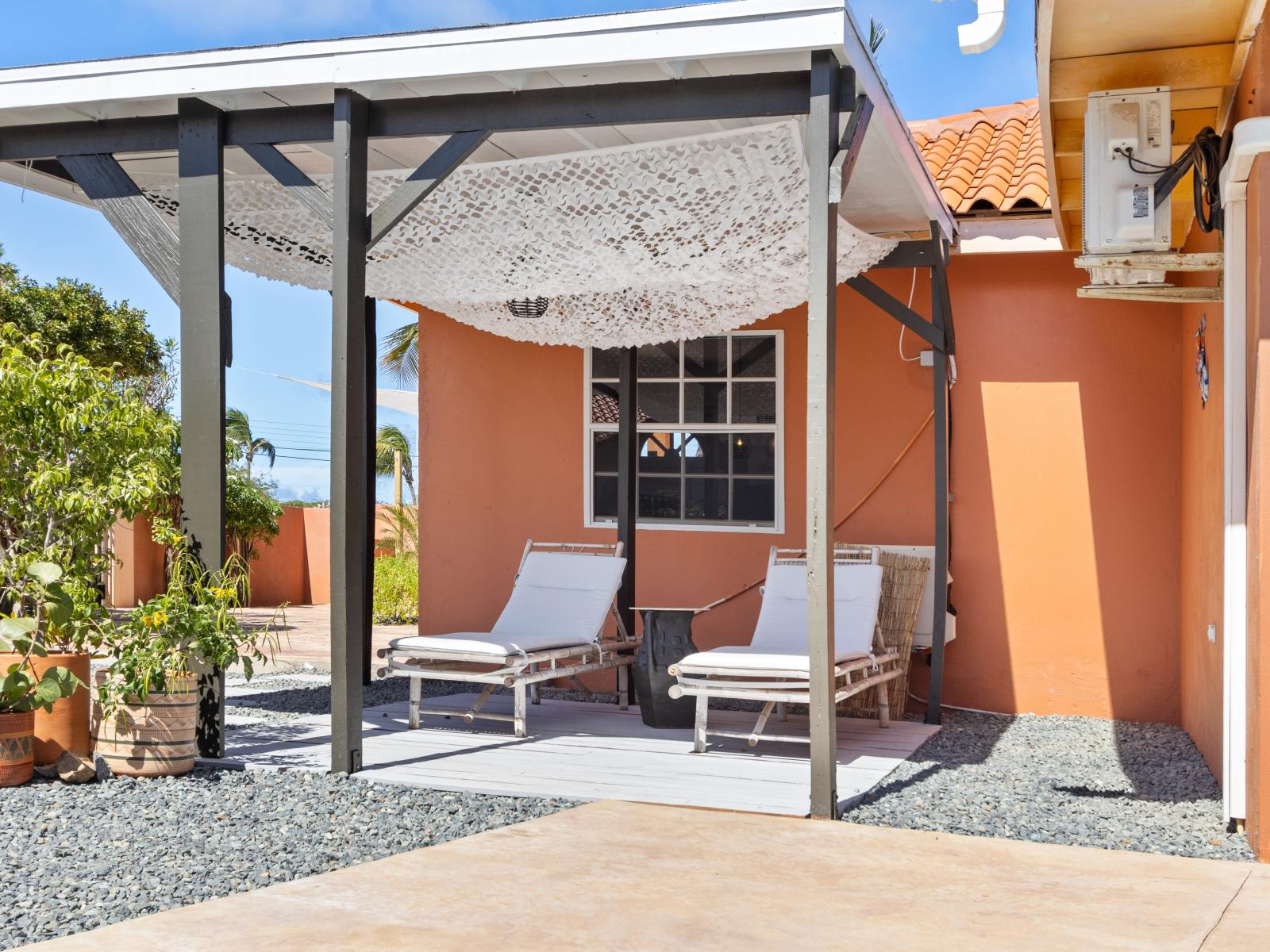 Lounging under the gazebo of the 3BR House in Noord Aruba - Refreshing Atmosphere to relax - Breathe fresh air with our thoughtfully placed green companions. - Take in the fresh air in our peaceful oasis