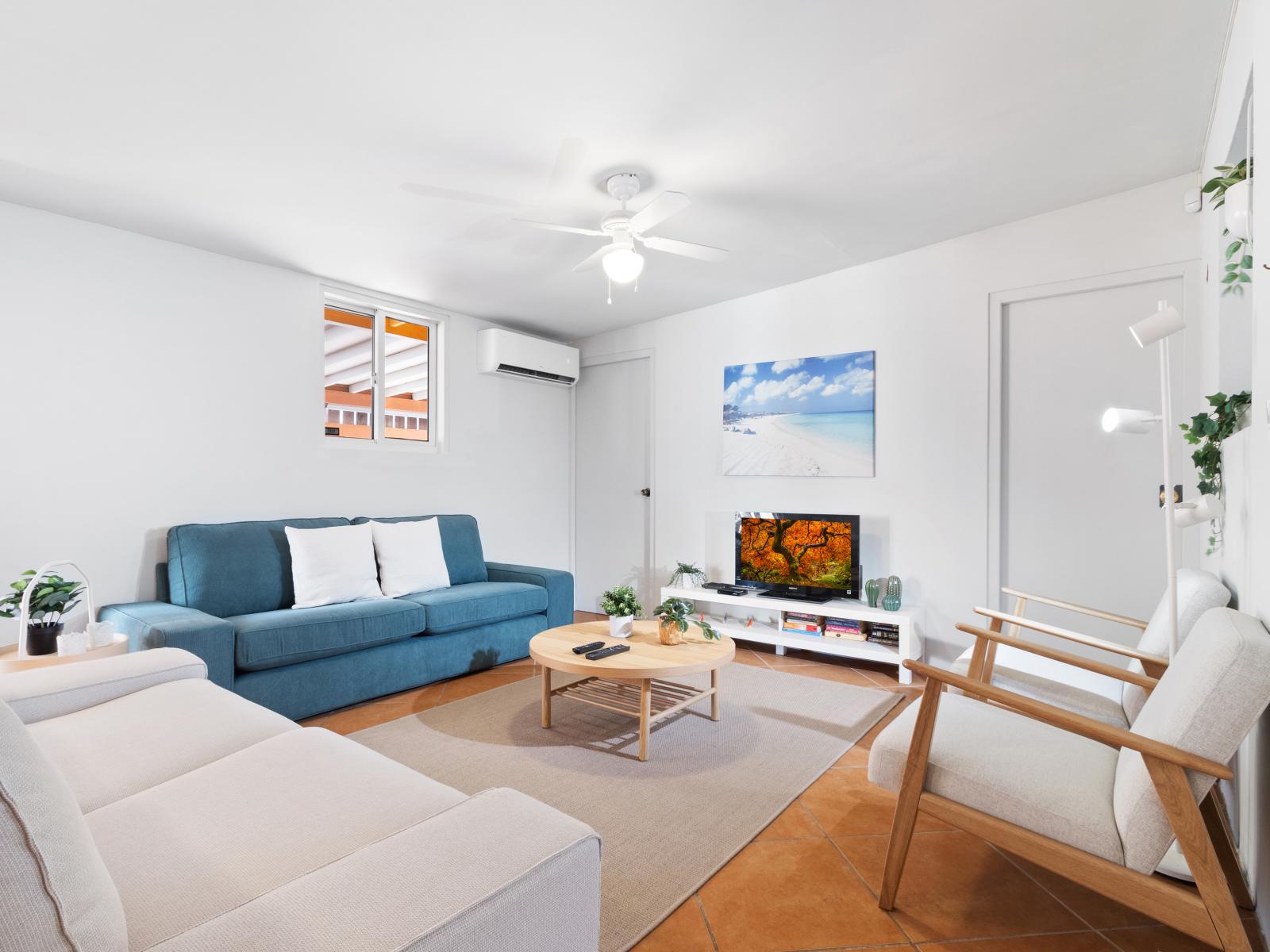 Breathtaking Living Area of the 3BR House in Noord Aruba - Smart TV and Netflix - Thoughtful mix of textures, from plush rugs to tasteful throw pillows - Comfy Sofas - Natural light floods the room, enhancing its warmth and inviting atmosphere