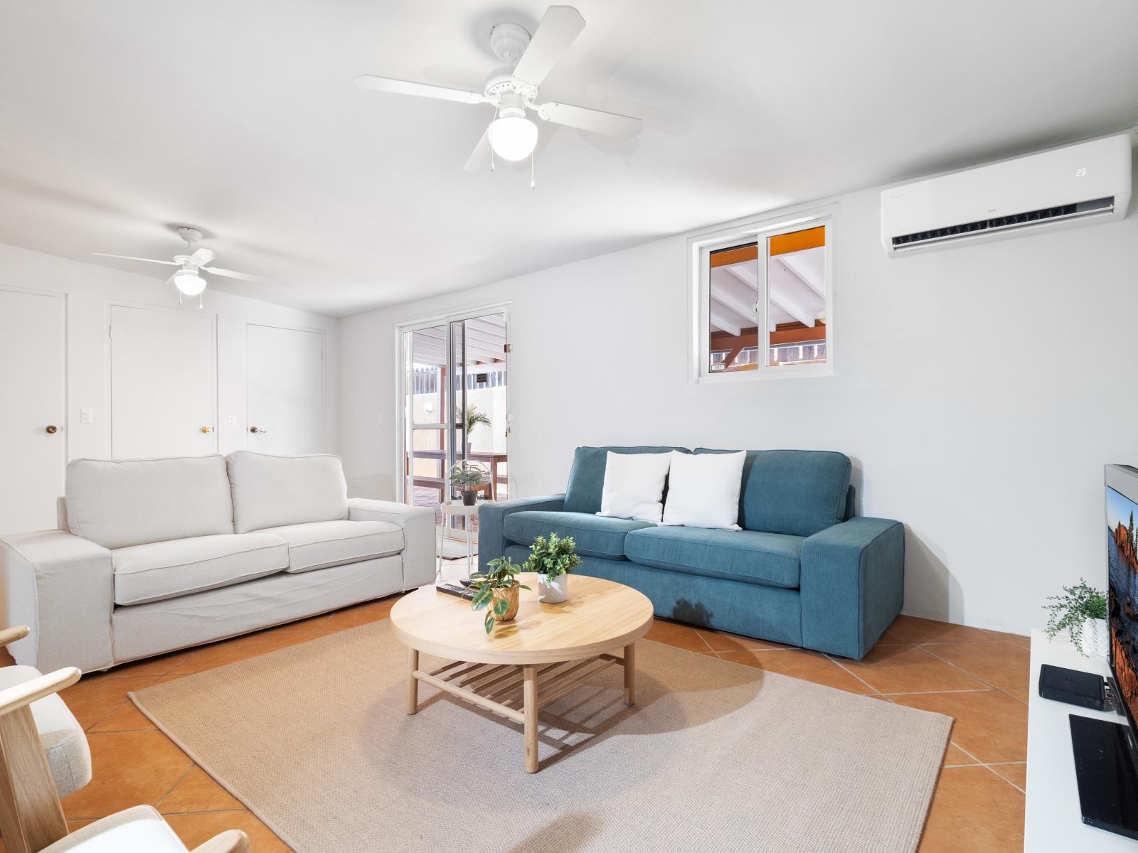 Polished Living Area of the 3BR House in Noord Aruba - Smart TV and Netflix - Cozy seating area conducive to relaxation and socializing - Chic and contemporary living room design with clean lines and modern furnishings