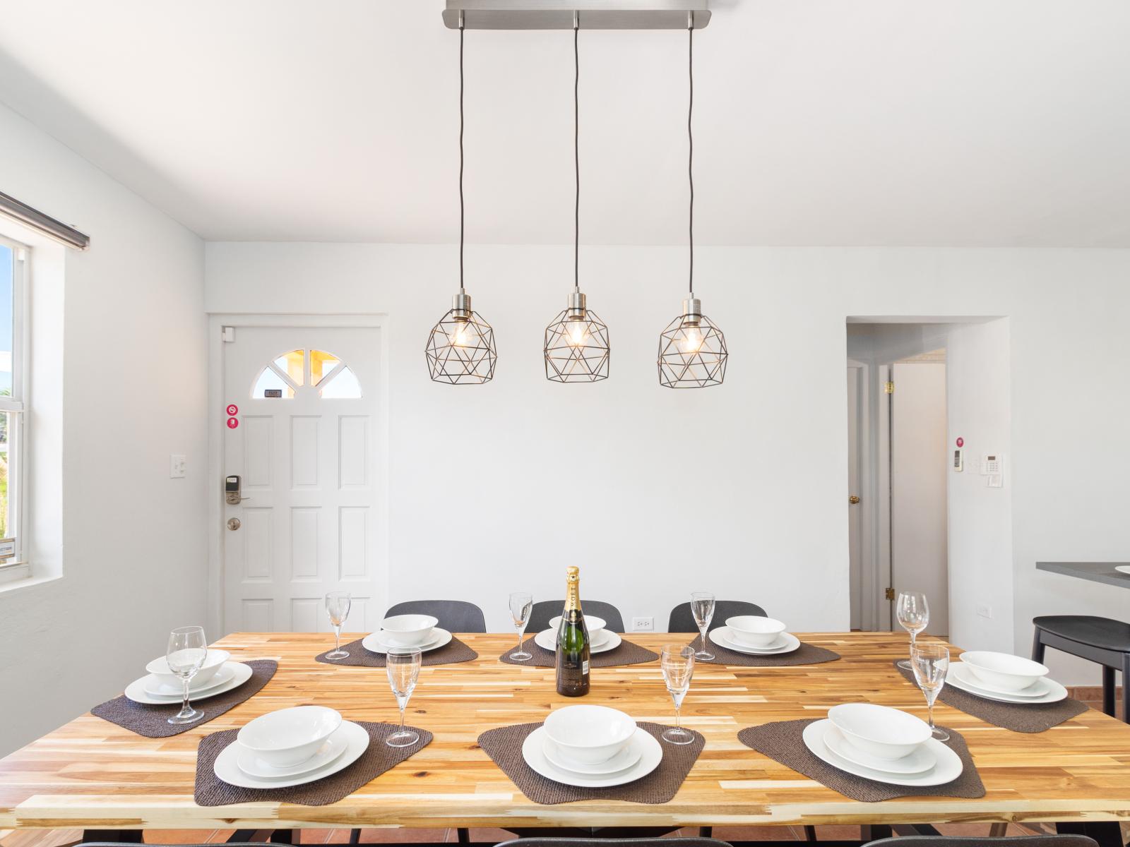 Swish Dining Area of the 3BR House in Noord Aruba - Beautiful dining table - Thoughtful lighting fixtures creating an intimate and inviting atmosphere - Dining for 8 persons - Sophisticated design with a blend of modern and classic elements