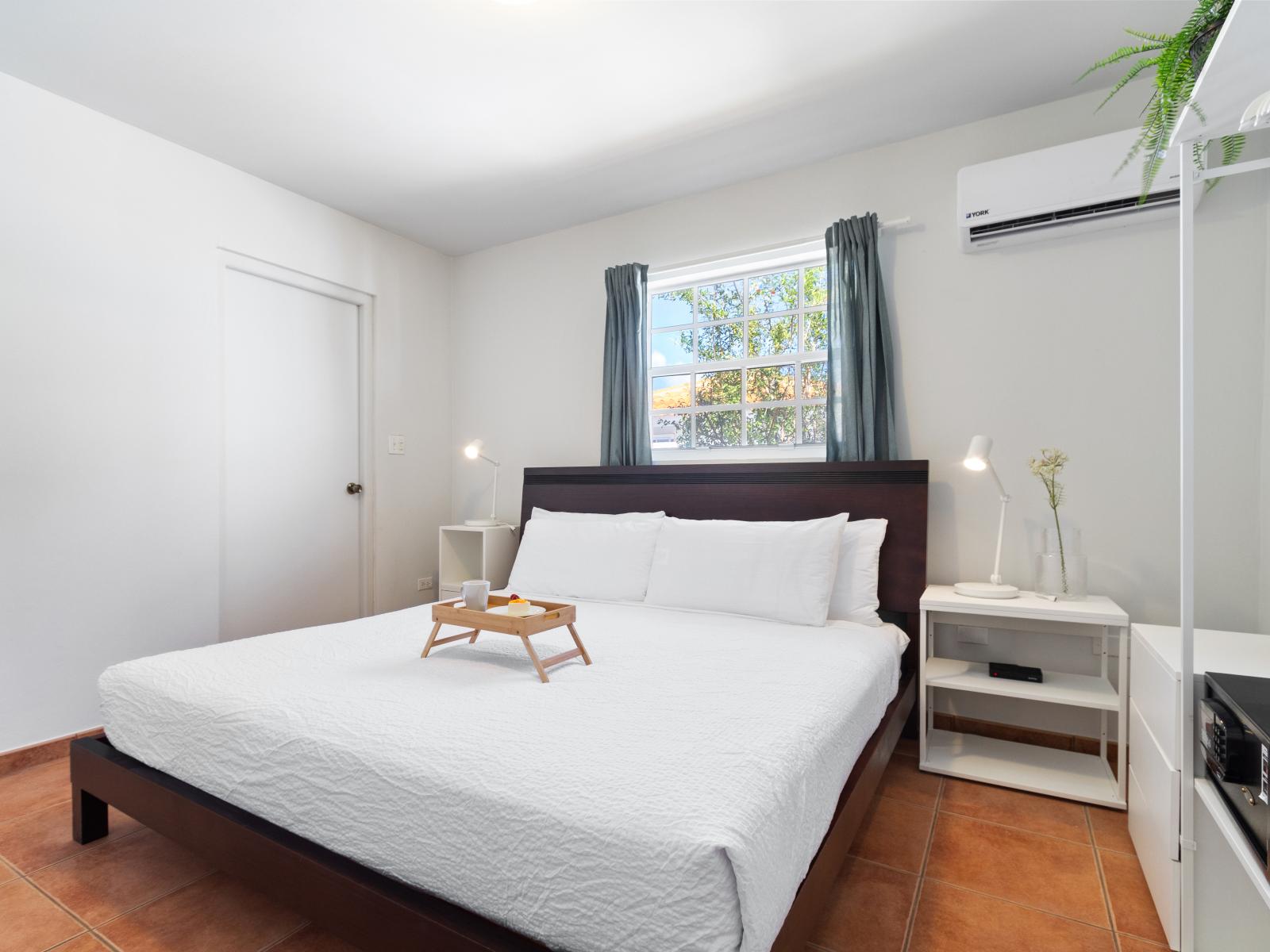 Lush bedroom of the 3BR House in Noord Aruba - Plush and comfy king bed - Bright and airy bedroom with large windows for natural illumination - Luxurious bedding for a restful night's sleep