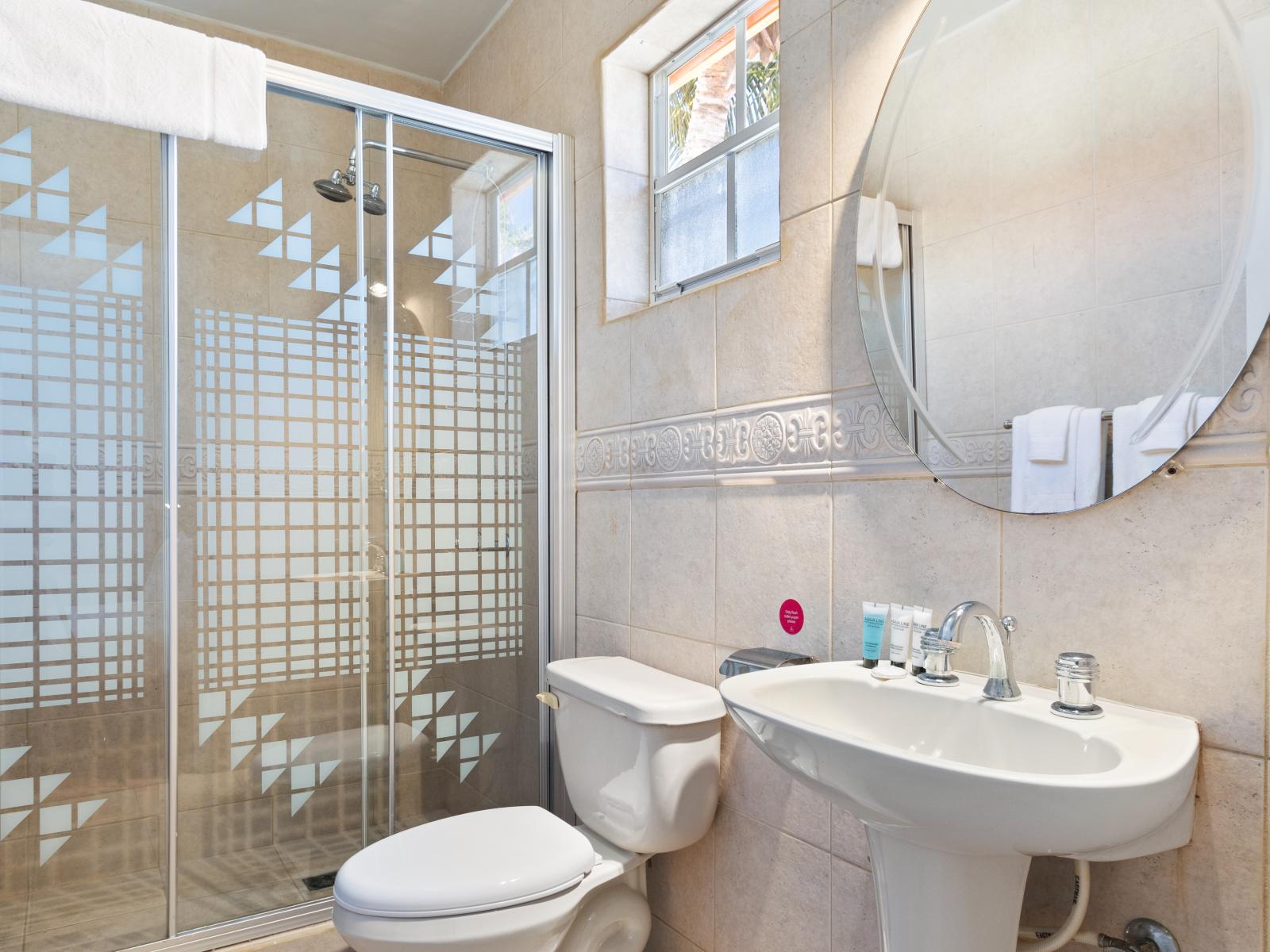 Lavish Tiled Bathroom of the 3BR House Marina - Glass-enclosed shower Area for modern feel - Neat and Clean Bathroom - Elegant lighting