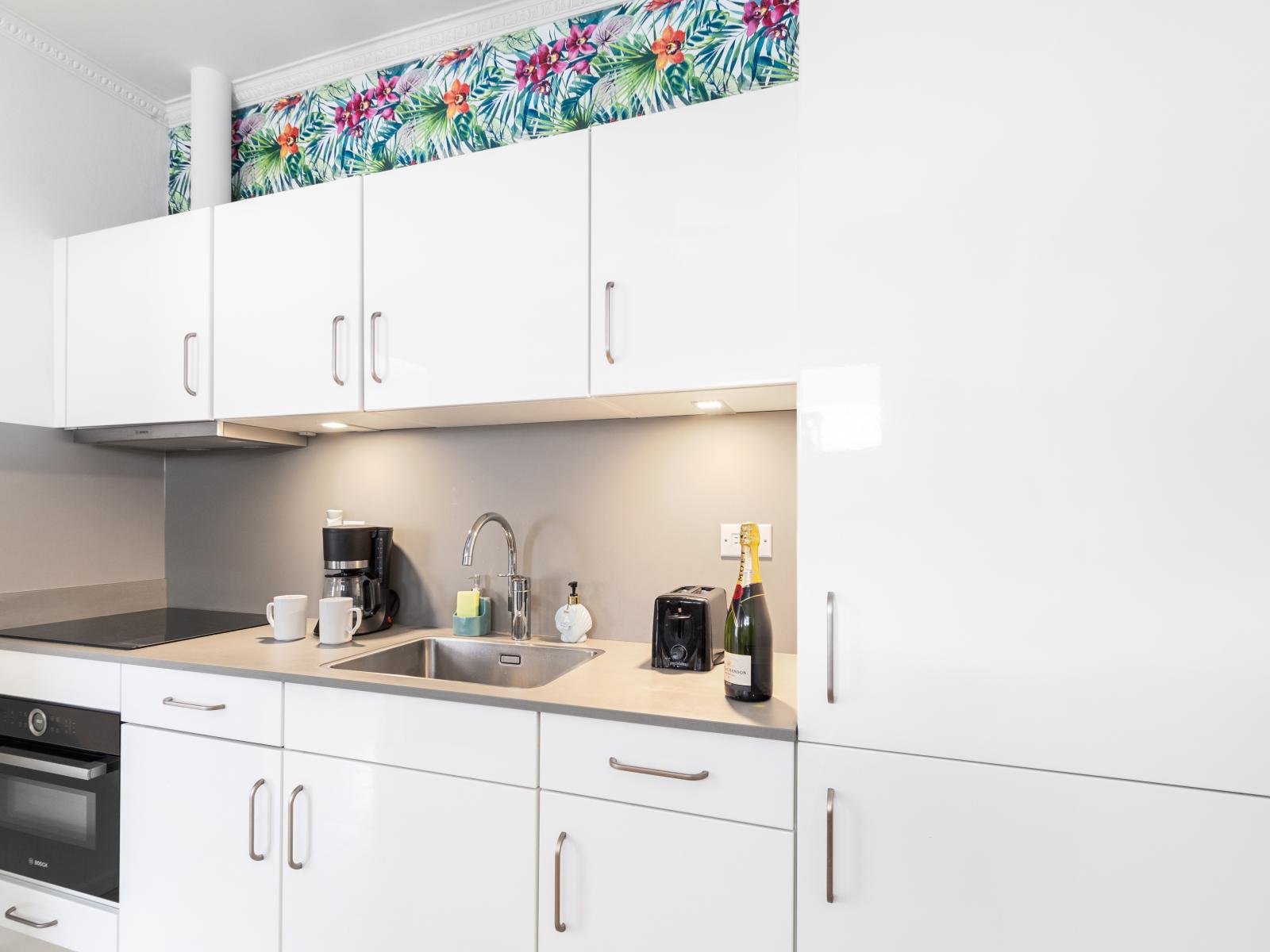 Modern Kitchen of the 2BR condo in Noord Aruba - Fully Equipped - Ample storage space for organized and clutter-free counters - Smart use of space with versatile storage solutions - Thoughtful placement of kitchen essentials for easy access