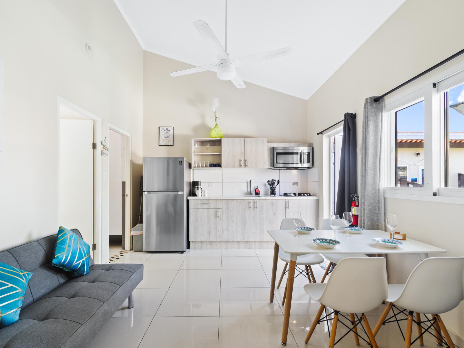 Plush Living Area of the Apartment in Noord Aruba - Comfortable seating arrangements - Stylish, contemporary furnishings enhancing the aesthetic - Smart TV and Netflix - Flexible seating options for comfort and adaptability