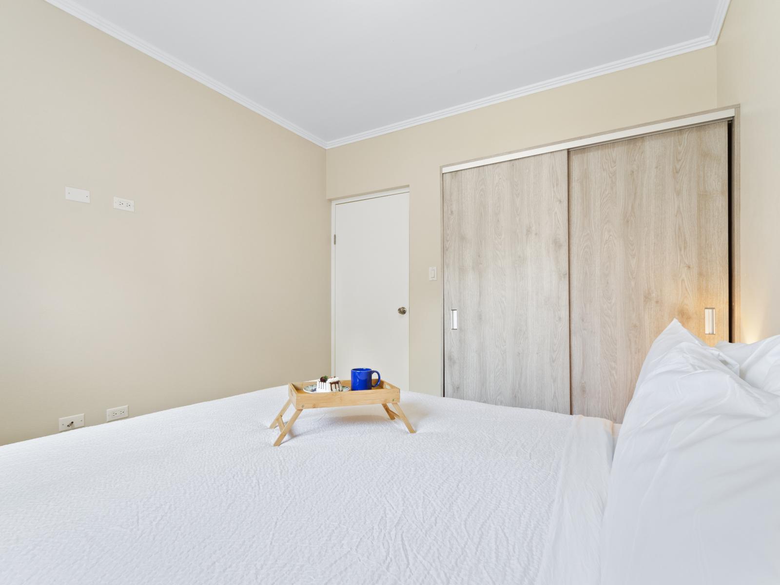 Spacious bedroom of the apartment in Noord, Aruba - Comfy Double bed - Elegantly designed room - Majestic table lamps - Neat and clean linen - Large windows with beautiful views - TV and Netflix available - Beautiful large Wardrobe