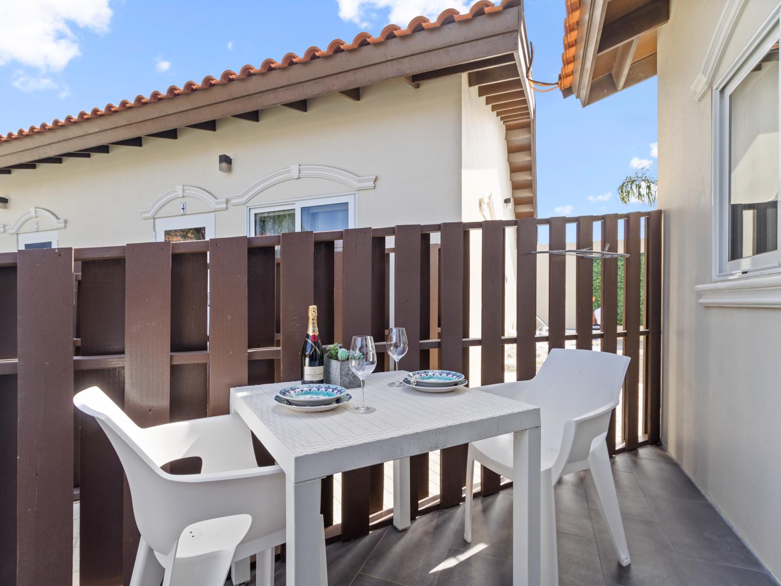 Elite outdoor dinning area of the apartment in Noord Aruba - Beautiful 2 persons dinning - Majestically decored space with refreshing Atmosphere - Superbly sunbathed space with umbrella shade - Outstanding pool facing dinning area - Beautiful views