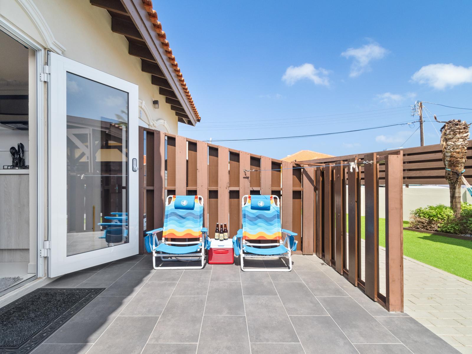 Cozy outdoor Seating Area of the Apartment in Noord Aruba - Beach chairs for guest use - Access to outdoor options for added versatility - Cozy outdoor retreat with seating