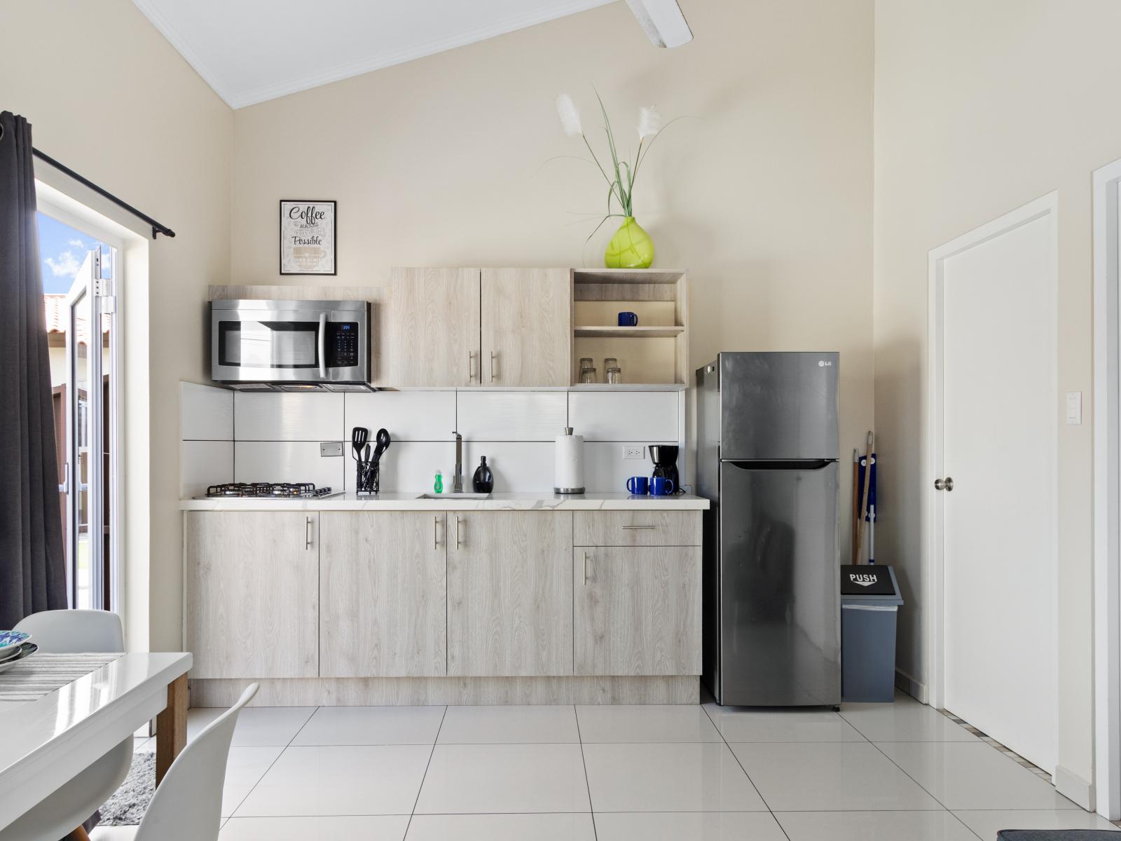 Modern and fully equipped kitchen of the apartment in Noord, Aruba - Availability of all kitchen accessories - Elegant lighting - Large amount of storage - Sufficient space to work according to your ease - Excellent bright space of villa