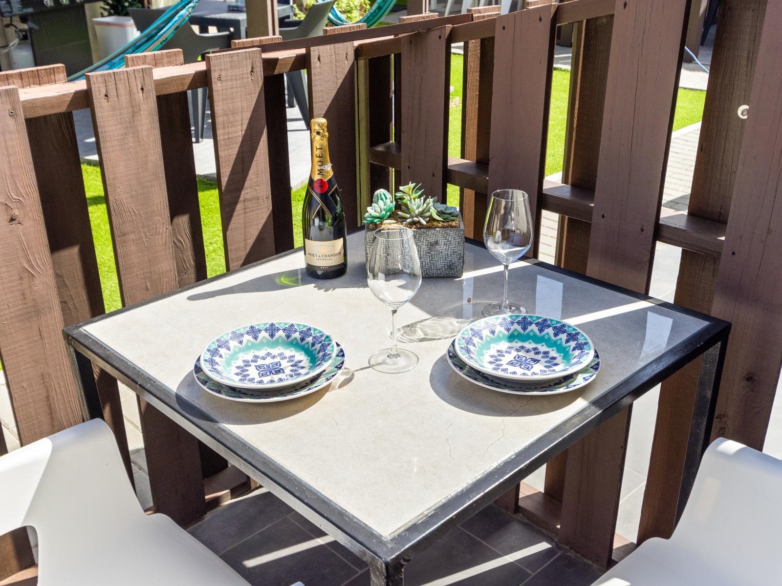 Elite outdoor dinning area of the apartment in Noord, Aruba - Beautiful 2 persons dinning - Majestically decored space with refreshing Atmosphere - Superbly sunbathed space - Outstanding pool facing dinning area - Beautiful views