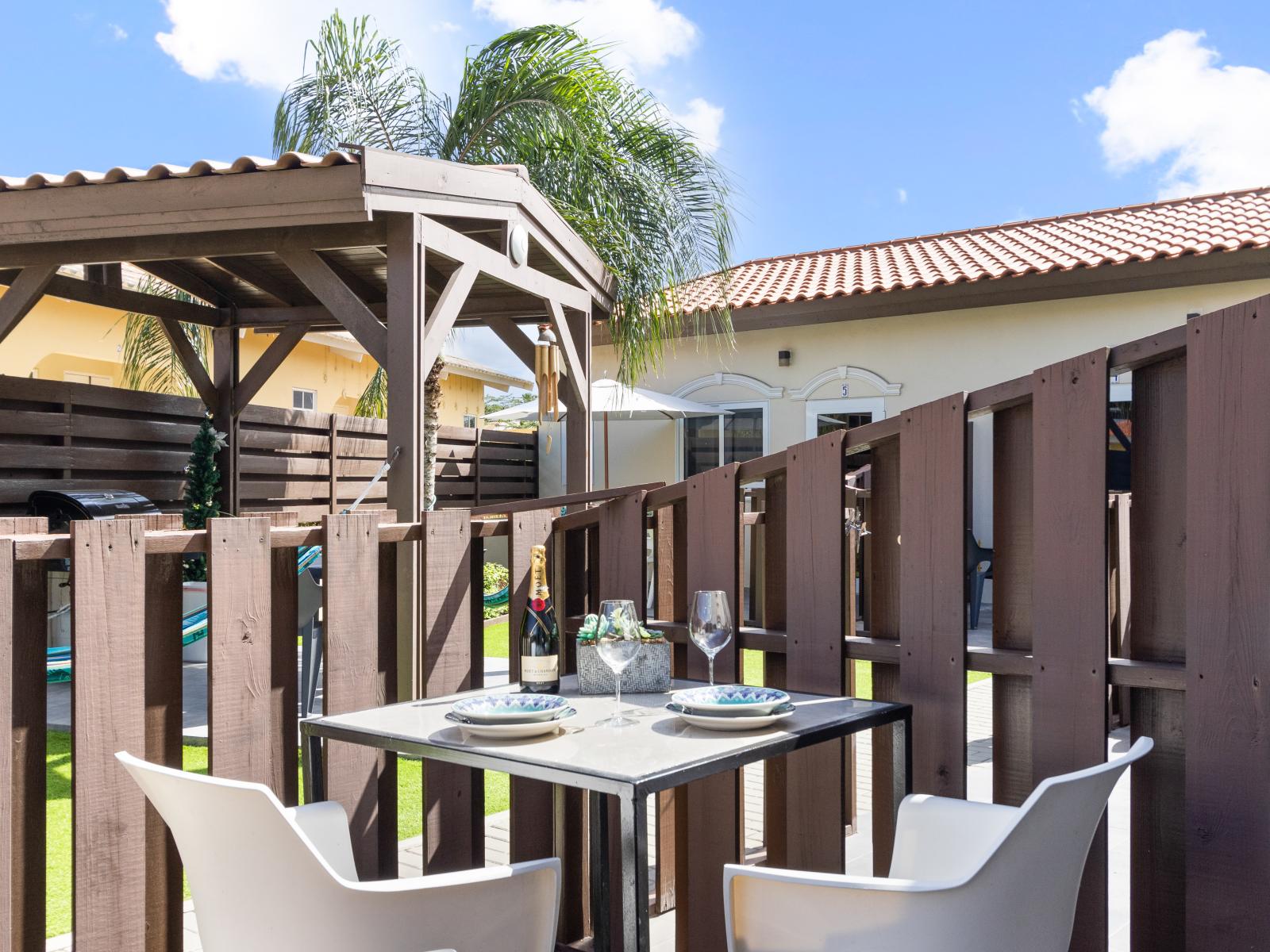 Elite outdoor dinning area of the apartment in Noord, Aruba - Beautiful 2 persons dinning - Majestically decored space with refreshing Atmosphere - Superbly sunbathed space - Outstanding pool facing dinning area - Beautiful views