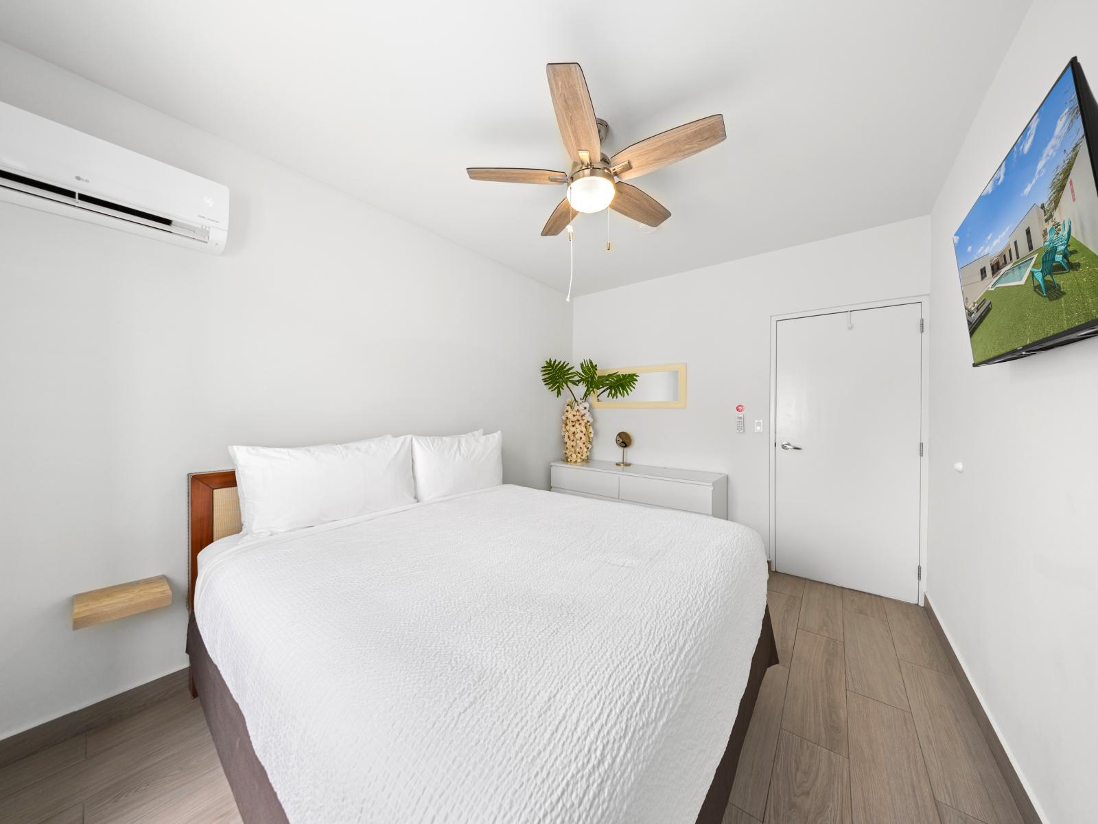 Unwind in the serene ambiance of Bedroom of the home in Noord, Aruba - Featuring modern amenities and plush furnishings and a cozy double bed - For entertainment options Tv and Netflix available