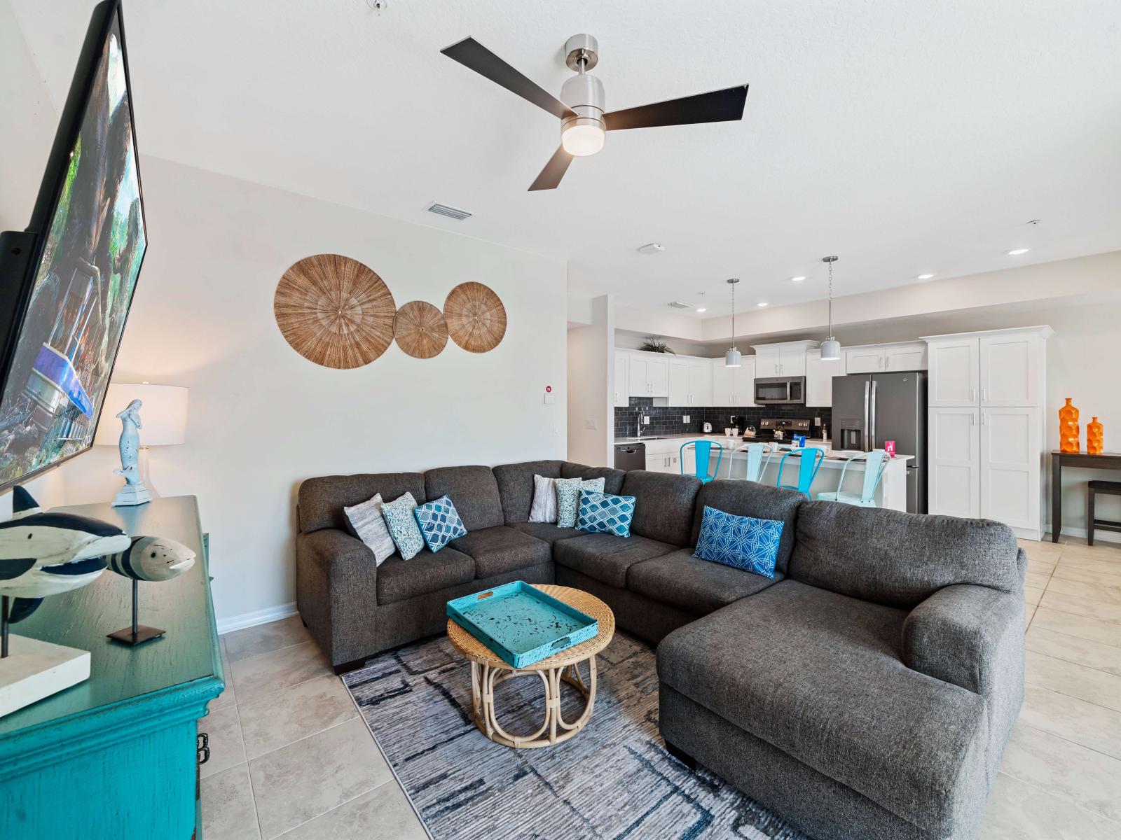 Sublime living area of the apartment in Kissimmee - Cosy sofas - Elegantly decored living area - Large bright windows of the living area with Mesmerizing lake views - Beautifully furnished floor - Availability of TV and Netflix