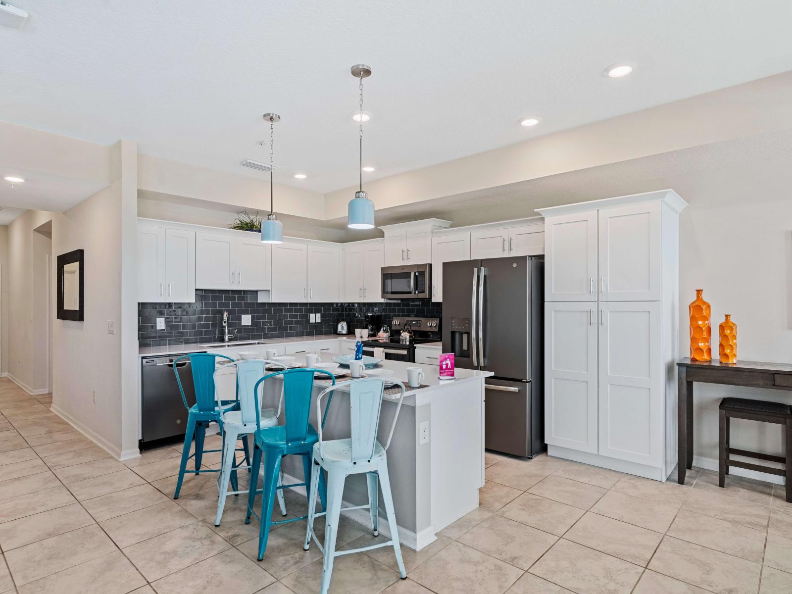 Fully equipped kitchen of the apartment in Kissimmee - Availability of all kitchen accessories - Large amount of storage - Sufficient space to work according to your ease - Excellent bright space of apartment - Availability of high chairs