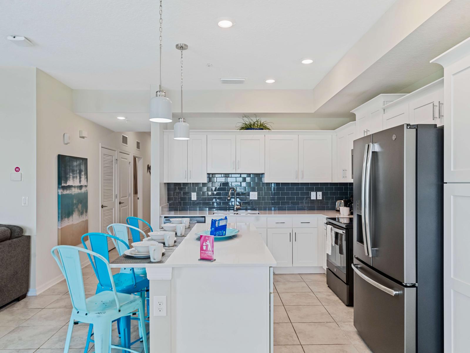 Fully equipped kitchen of the apartment in Kissimmee - Availability of all kitchen accessories - Large amount of storage - Sufficient space to work according to your ease - Excellent bright space of apartment - Availability of high chairs