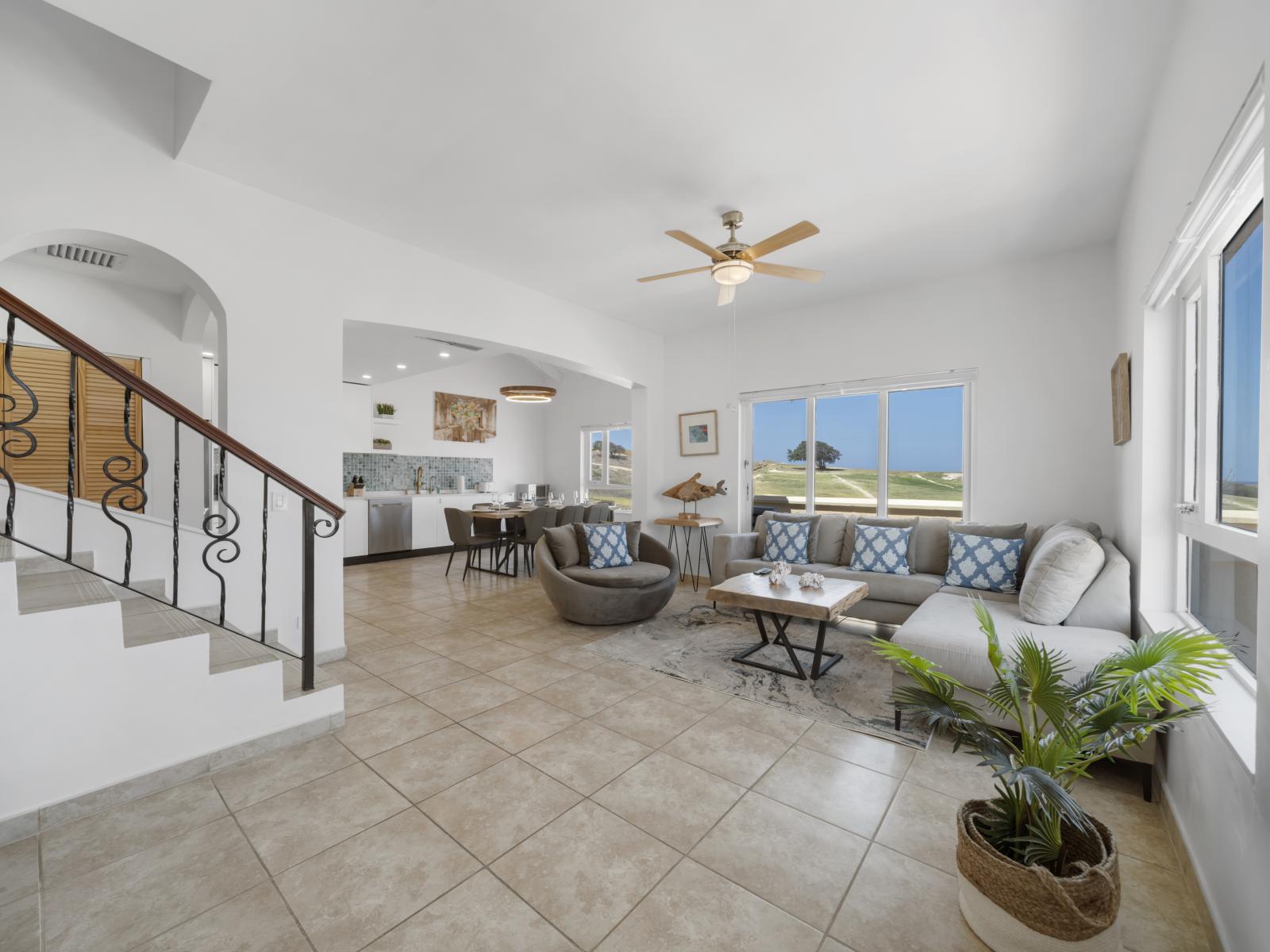 Spacious living area of the condo in Noord Aruba - Where comfort meets style - Beautiful living room with an open layout, creating a sense of spaciousness - Stylish furniture arrangement providing comfort and a cohesive look