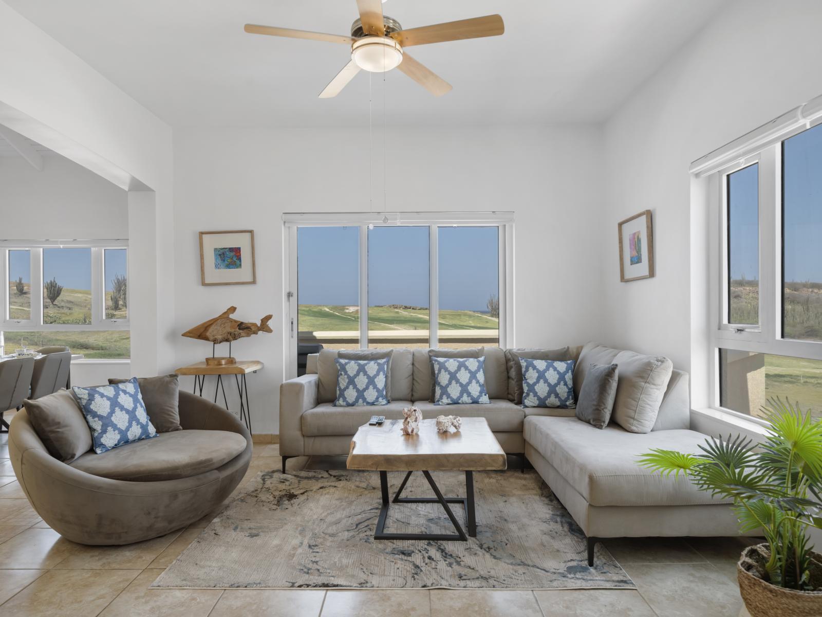 Spacious living area of the condo in Noord Aruba - Where comfort meets style - Beautiful living room with an open layout, creating a sense of spaciousness - Stylish furniture arrangement providing comfort and a cohesive look