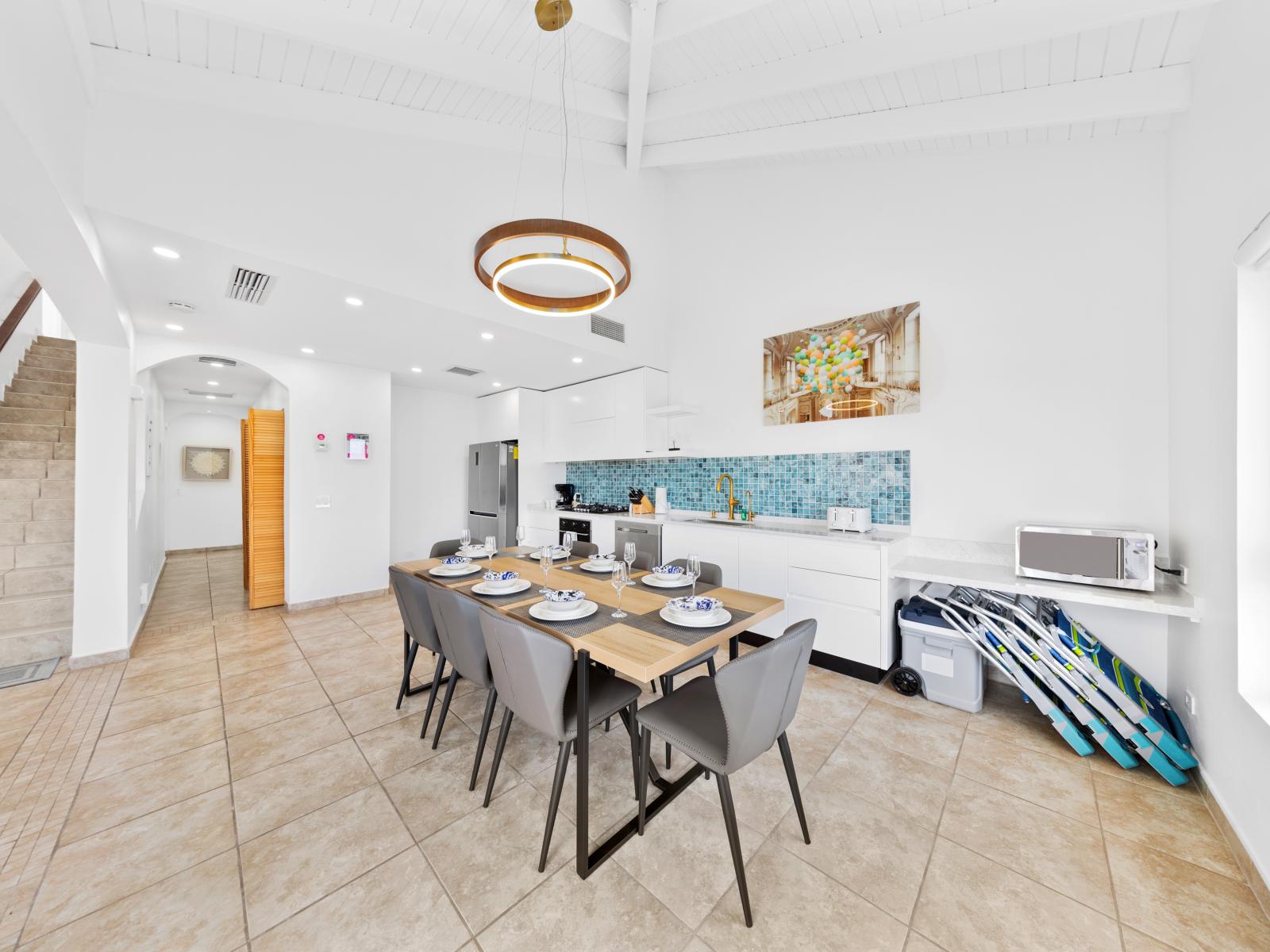 Elegant dining area of the condo in Noord Aruba - Sophisticated design with a blend of modern and classic elements - Understated elegance with a focus on clean lines and sleek design - Harmonious color scheme for a cohesive and stylish look