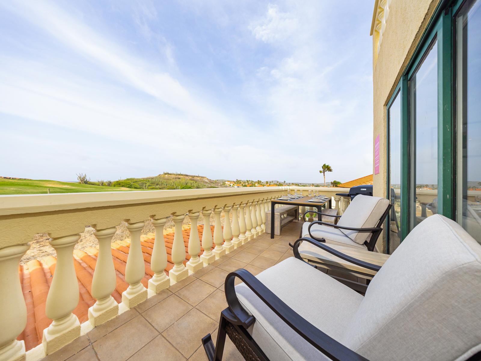 Private balcony of the condo in Noord Aruba - Spacious balcony with a beautiful view - Stunning Sitting space - Immerse yourself in the picturesque view of the charming neighborhood