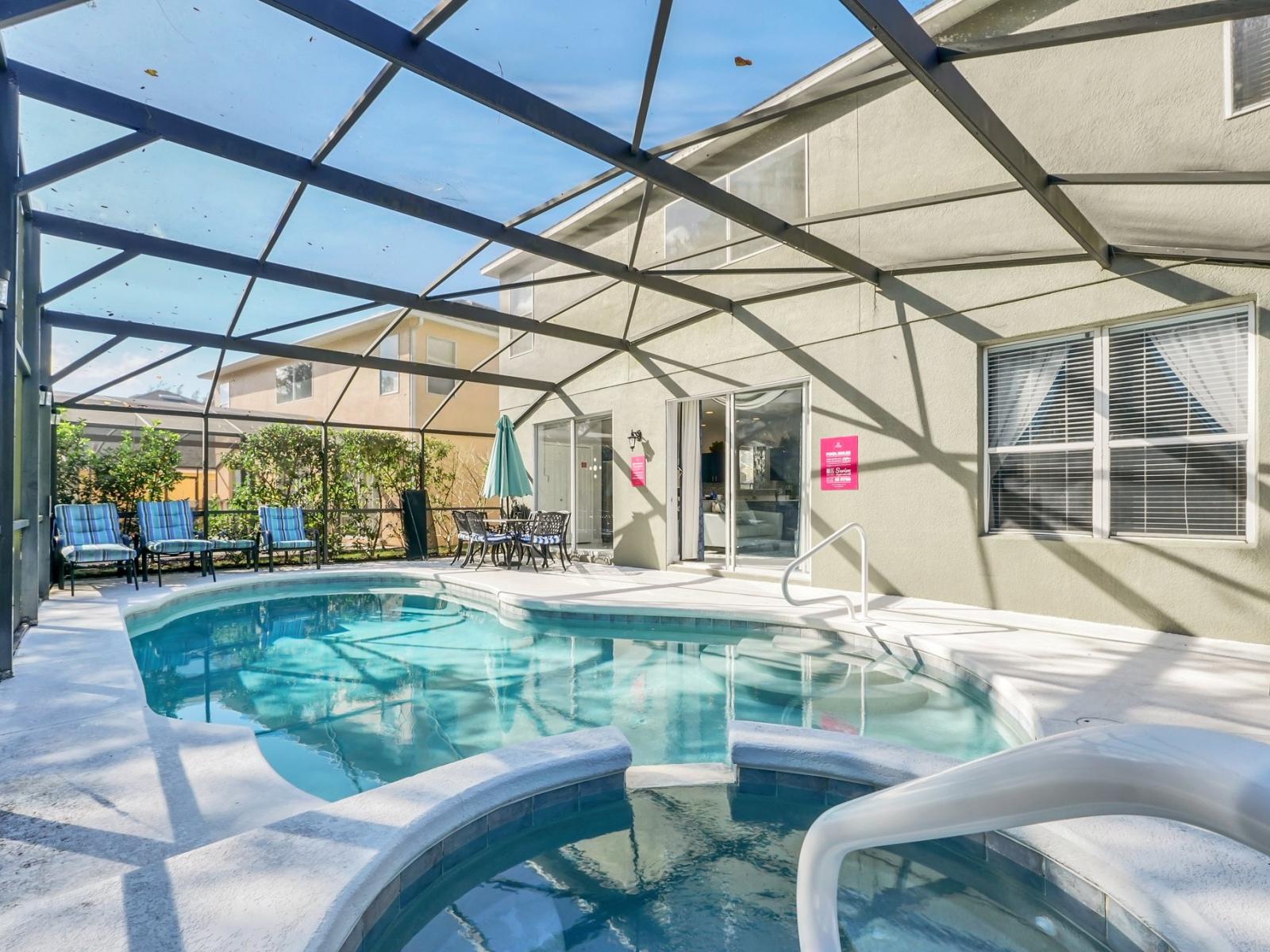 Amazing Private Pool of the Home in Kissimmee Florida - Enjoy leisurely moments in inviting pool area - A peaceful atmosphere where you can forget your worries and enjoy