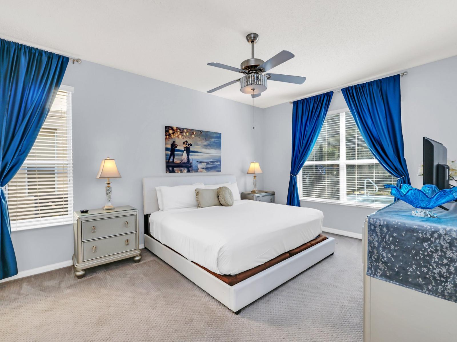 Ostentatious Bedroom of the Home in Kissimmee Florida - Cozy retreat with a plush bed, perfect for relaxation - Smart TV and Netflix - Luxurious bedding for a restful night's sleep