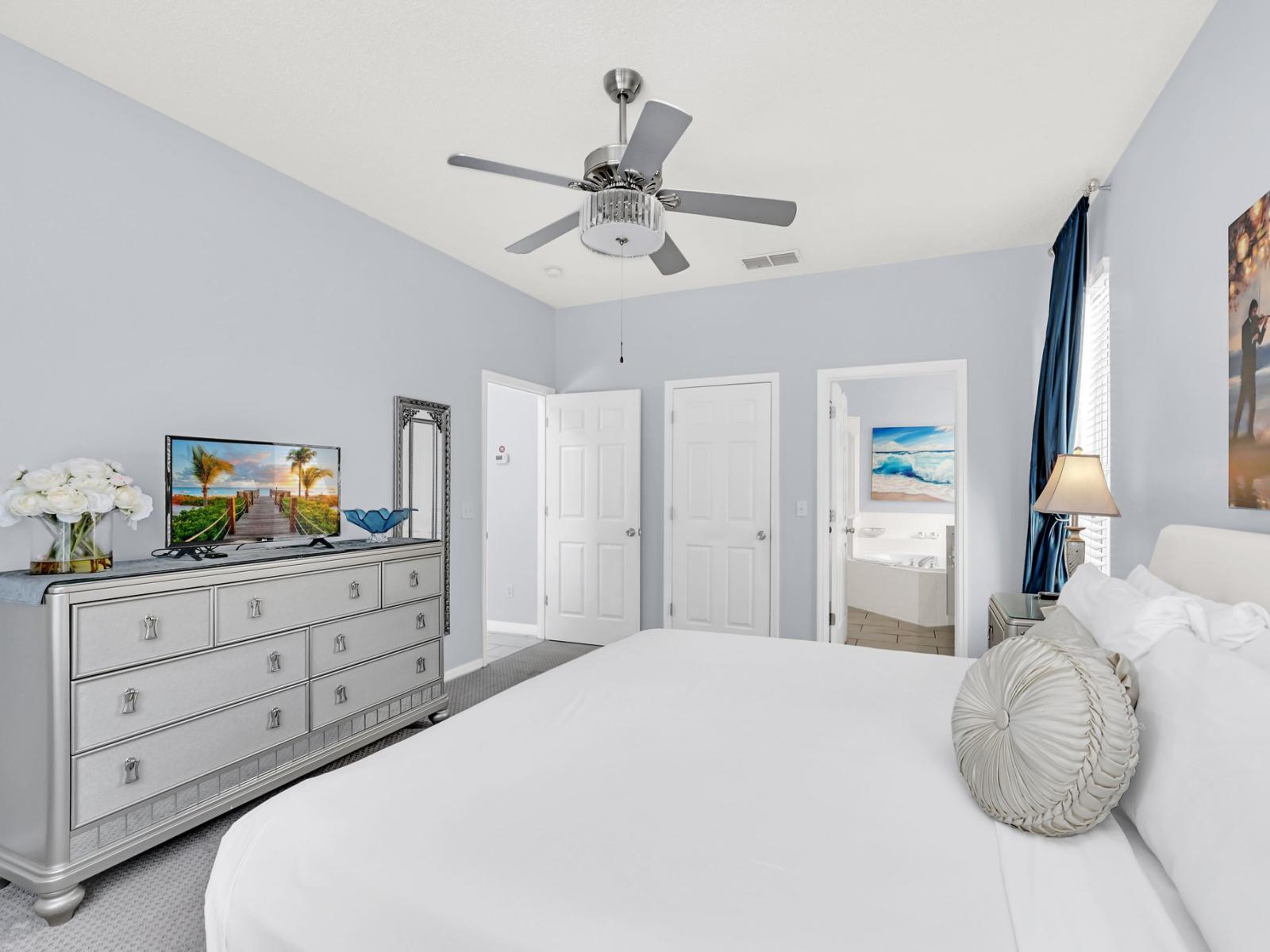 Comfy Bedroom of the Home in Kissimmee Florida - Offering comfy double Bed - Smart TV and Netflix - Attached bathroom for privacy