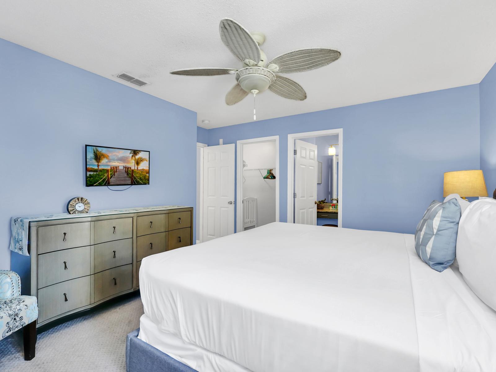 Comfy Bedroom of the Home in Kissimmee Florida - Offering comfy double Bed - Smart TV and Netflix - Attached bathroom for privacy