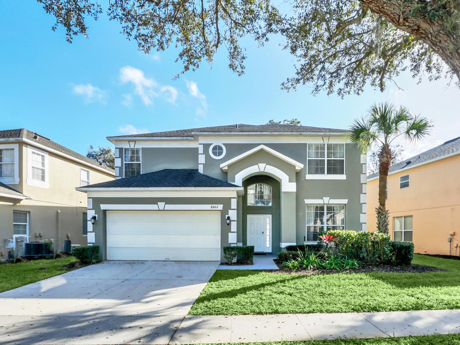 Captivating entrance of the Home in Kissimmee Florida - Begin your journey in elegance at our entrance and garage - Tasteful introduction to the comfort that awaits inside