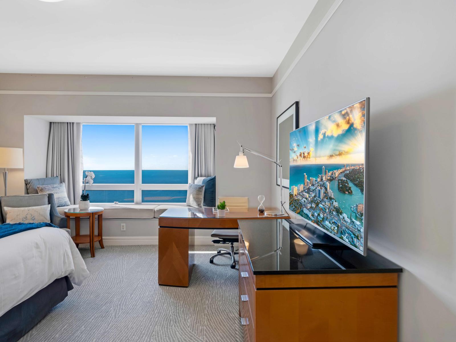 Spectacular Sea Views and Smart Living: Elevate your stay with the smart amenities of this one-bedroom apartment. Immerse yourself in ocean views, work efficiently at the station, and unwind with entertainment on the Smart TV.king-size bed, smart TV, attac