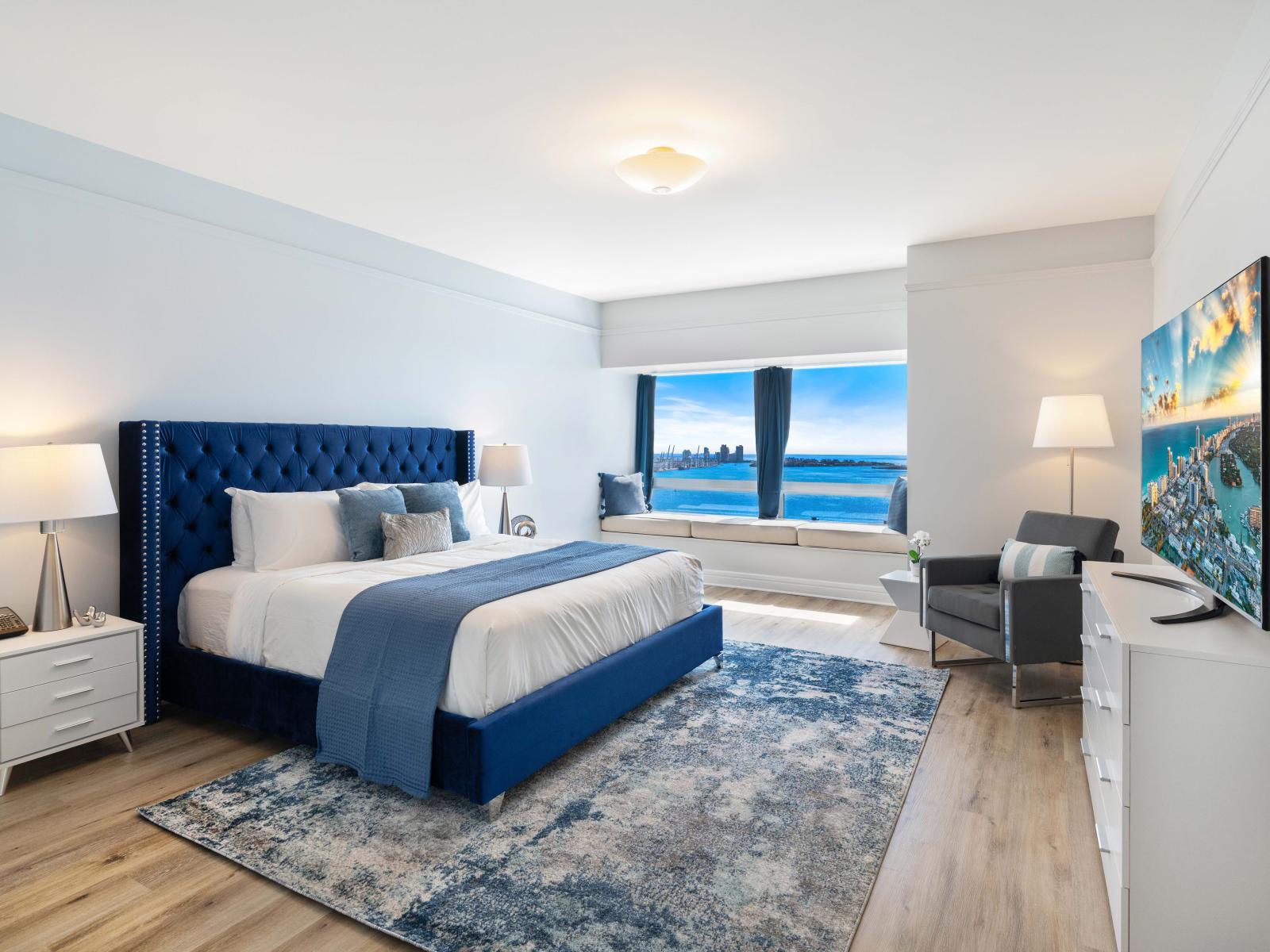 Amazing Bedroom of the Condo in Miami Florida - Experience breathtaking ocean views through windows, welcoming natural light - Smart TV and Netflix - Comfy Double bed