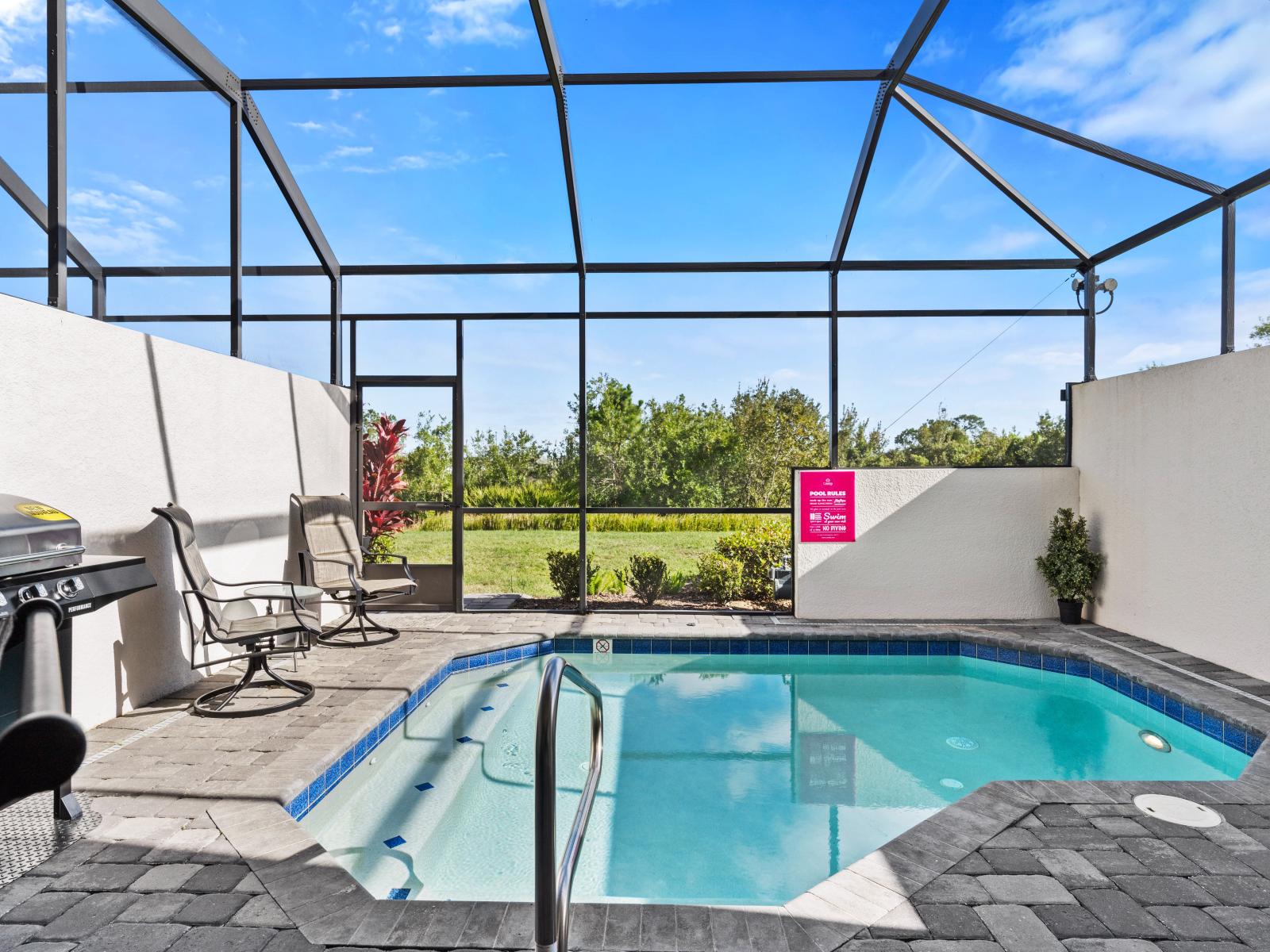 Stunning Private splash pool of the Townhouse in Davenport Florida - Dive into a refreshing poolside escape - Grilling station for an outside dining experience