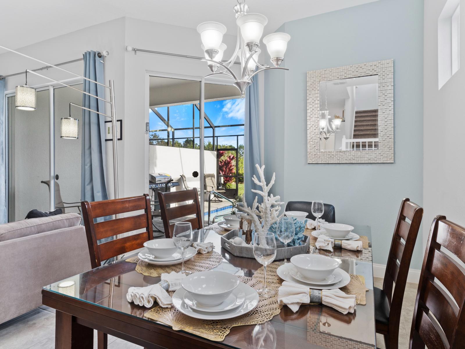 Lush of the Townhouse in Davenport Florida - 6 Persons Dining - Chic dining area featuring a stylish table and contemporary seating - Inviting atmosphere - Sophisticated design with a blend of modern and classic elements