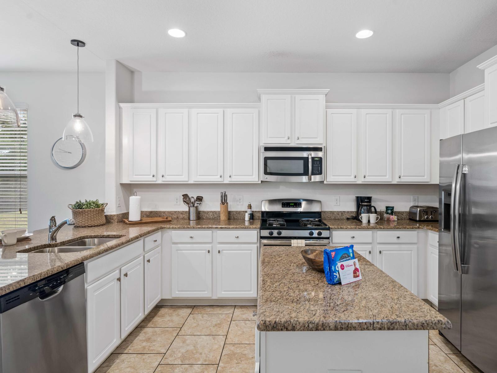 Fully equipped kitchen of the apartment in Davenport - Availability of all kitchen accessories - Large amount of storage - Sufficient space to work according to your ease - Excellent bright space of apartment - Availability of high chairs