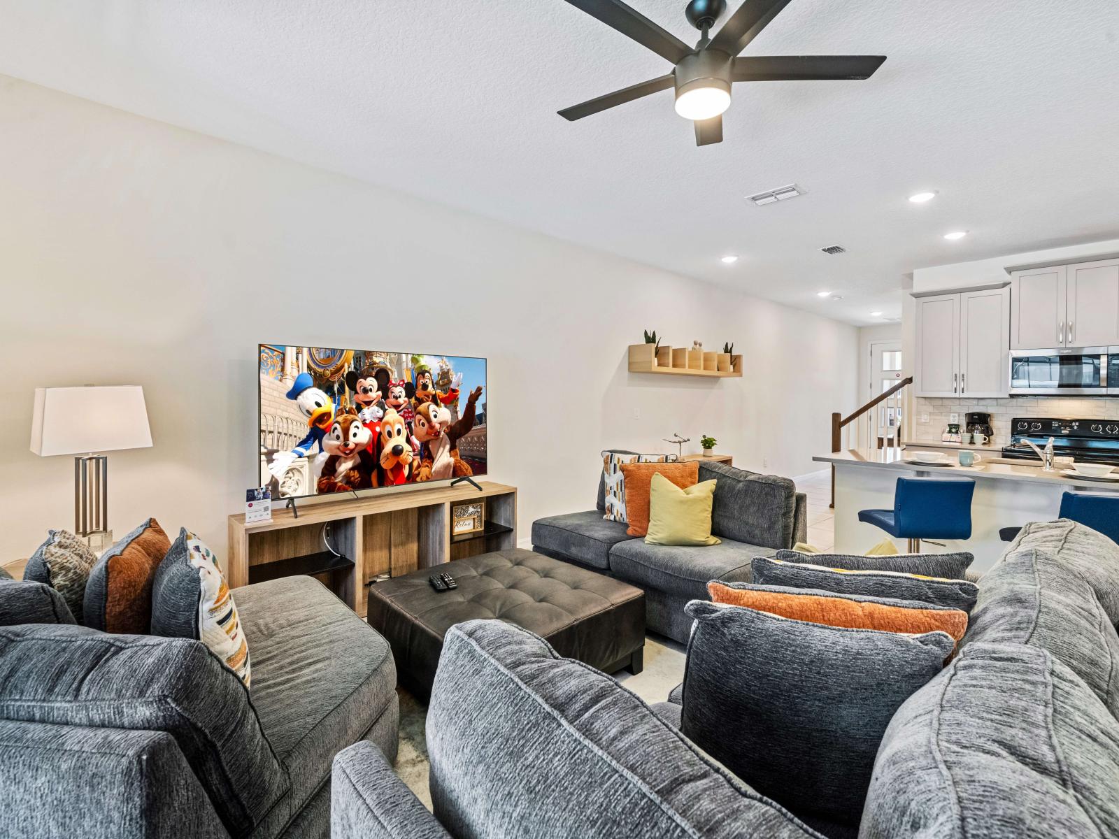 Cozy Living Area of the Townhouse in Kissimmee Florida - Living Area with an open layout, creating a sense of spaciousness - Smart TV and Netflix - Thoughtful mix of textures, from plush rugs to tasteful throw pillows