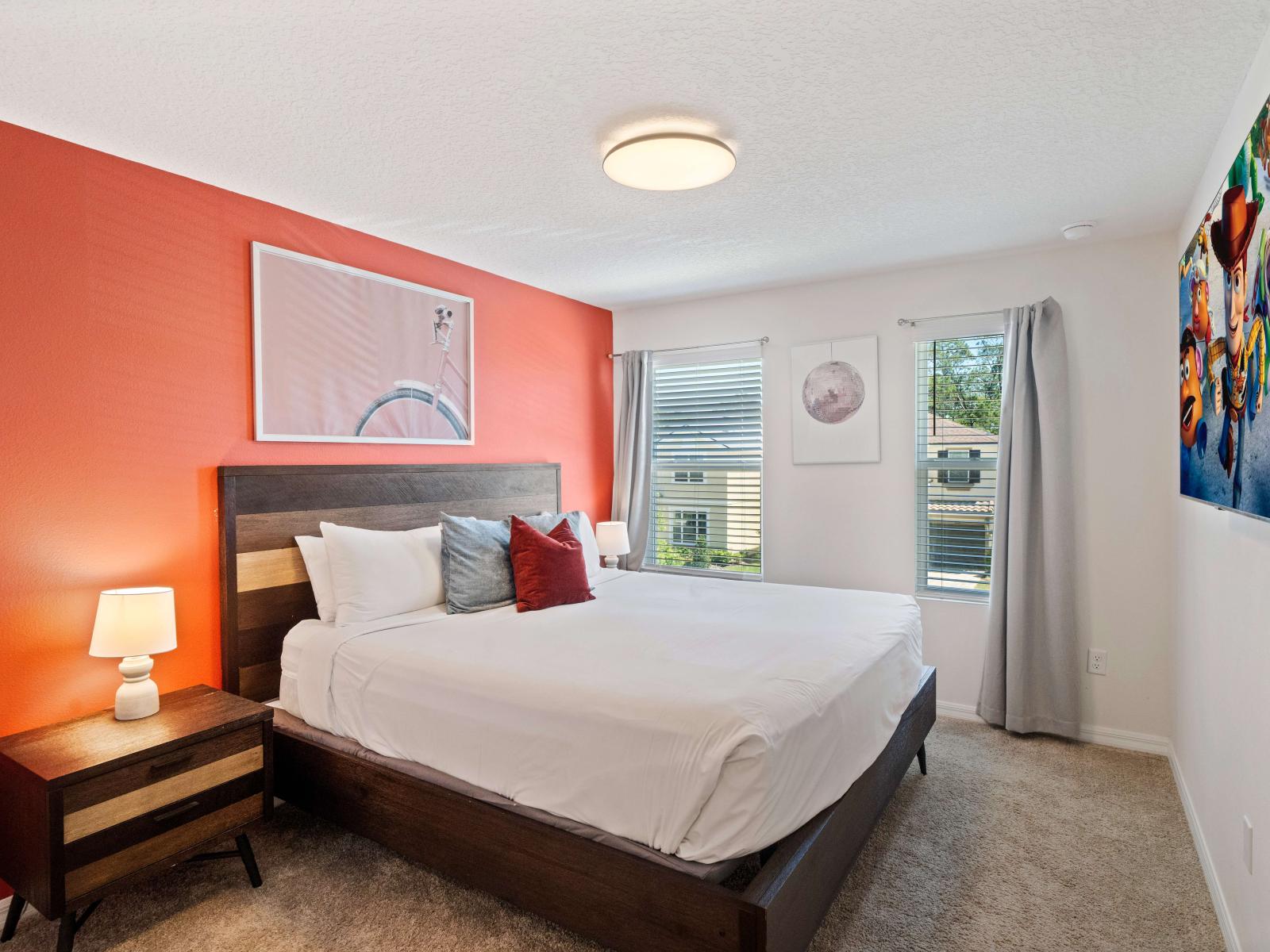 Magnificent Bedroom of the Townhouse in Kissimmee Florida - Ensuite Bathroom for privacy and convenience - Smart TV and Netflix - Bedroom with a cozy ambiance, blending comfort and aesthetics