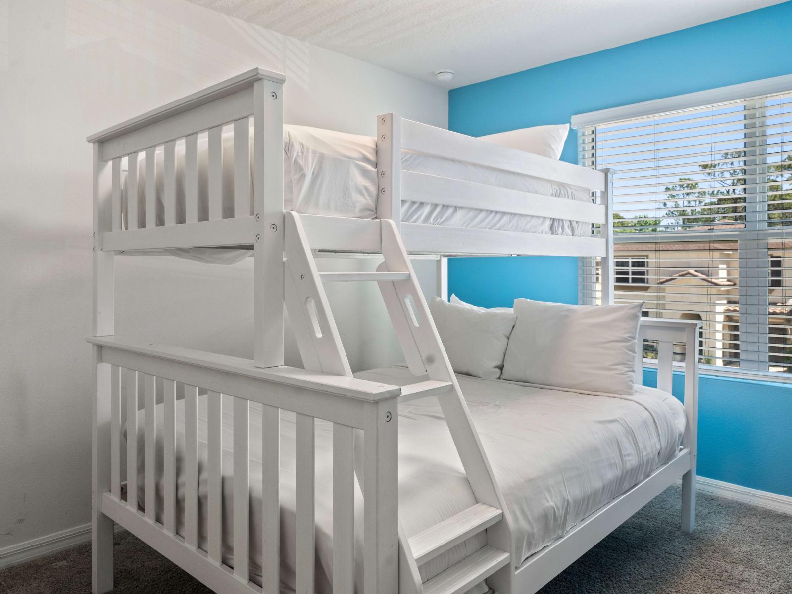 Pleasant Bedroom of the Townhouse in Kissimmee Florida - Comfortable double bed and a single bed - Amazing Outside views - Toy Story Themed Bedroom